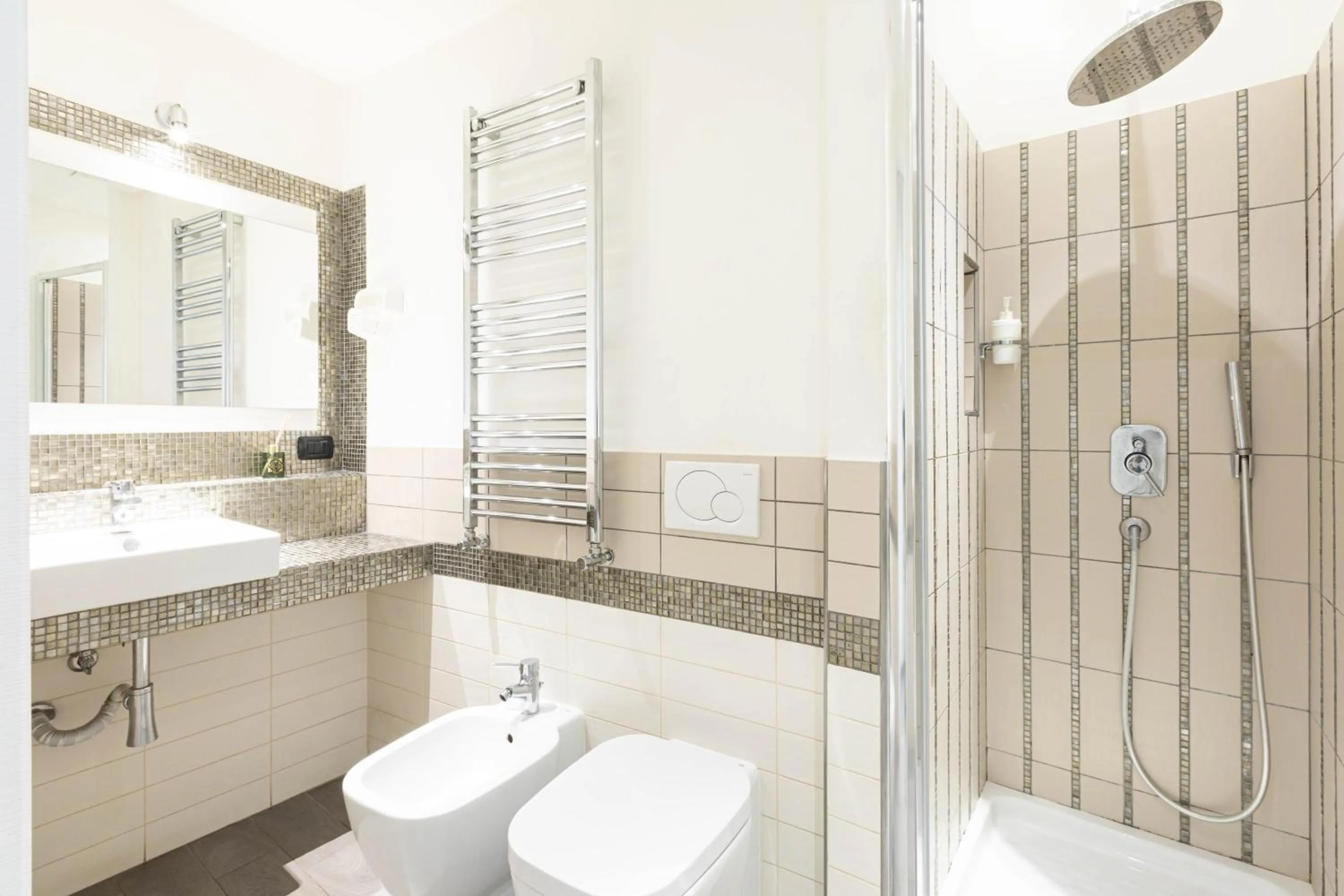 Shower in Cesar Vatican Rooms