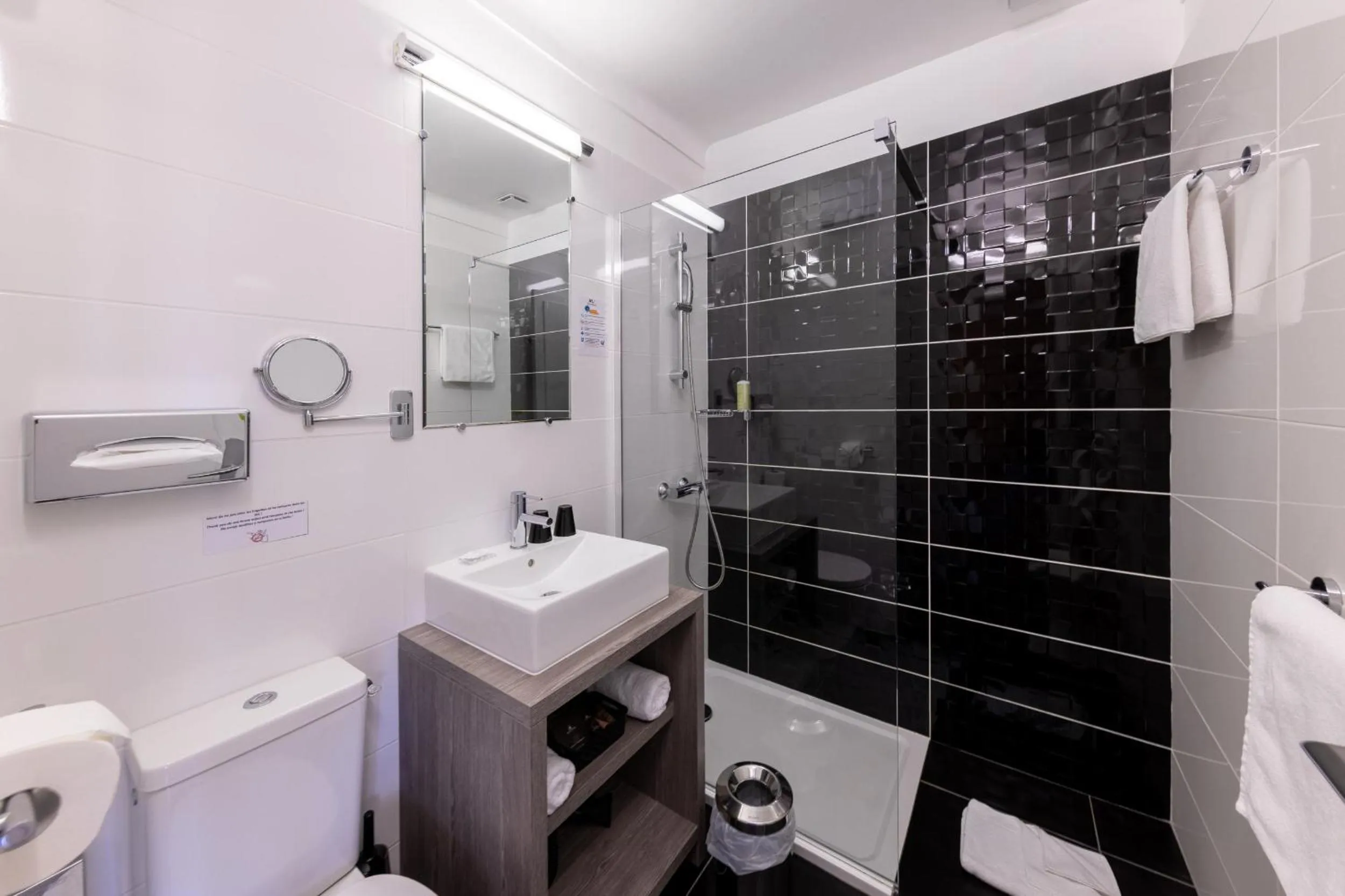 Shower in Hôtel & Spa Le Madeloc - Collioure Centre