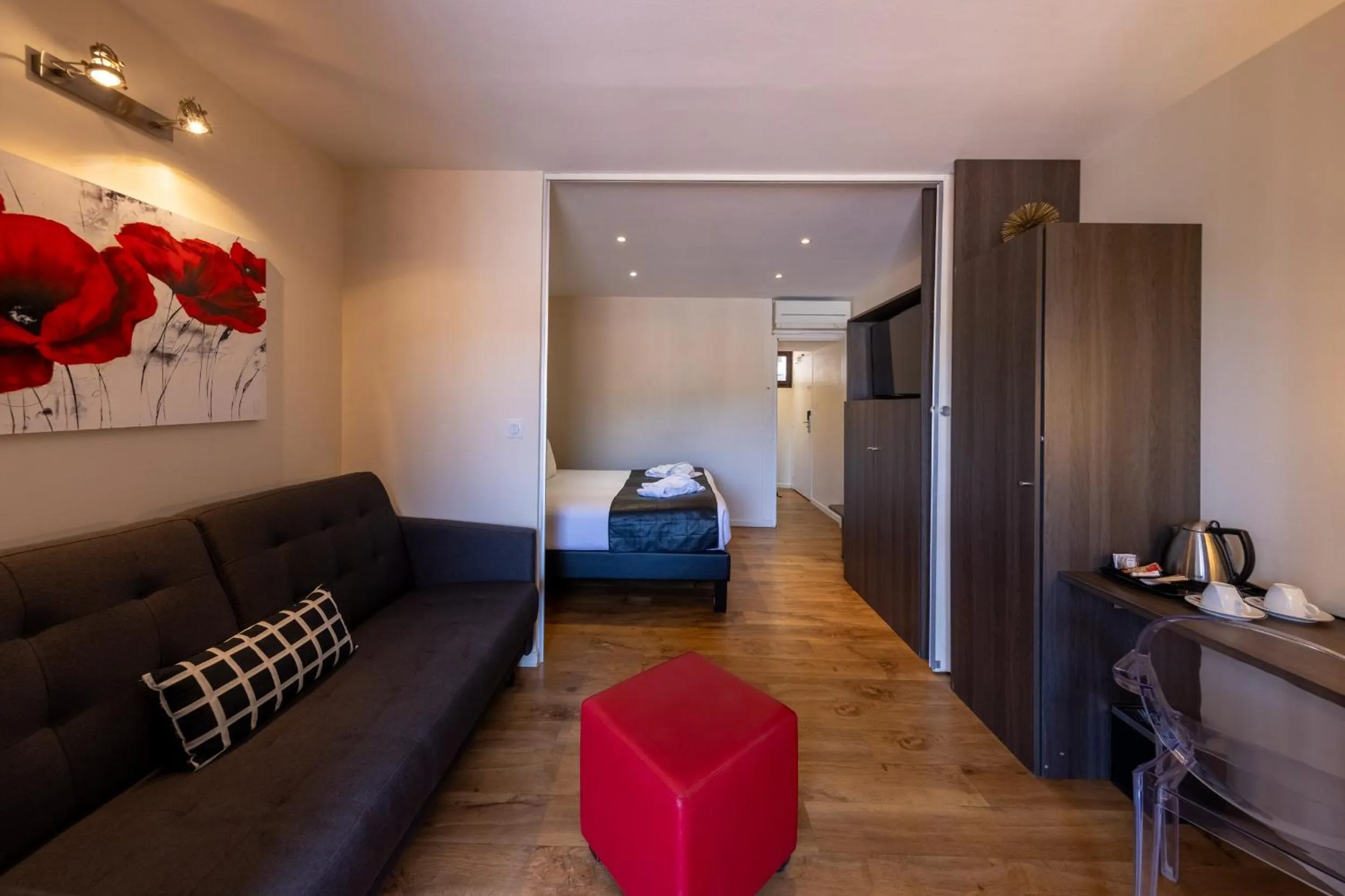 Living room, Bed in Hôtel & Spa Le Madeloc - Collioure Centre