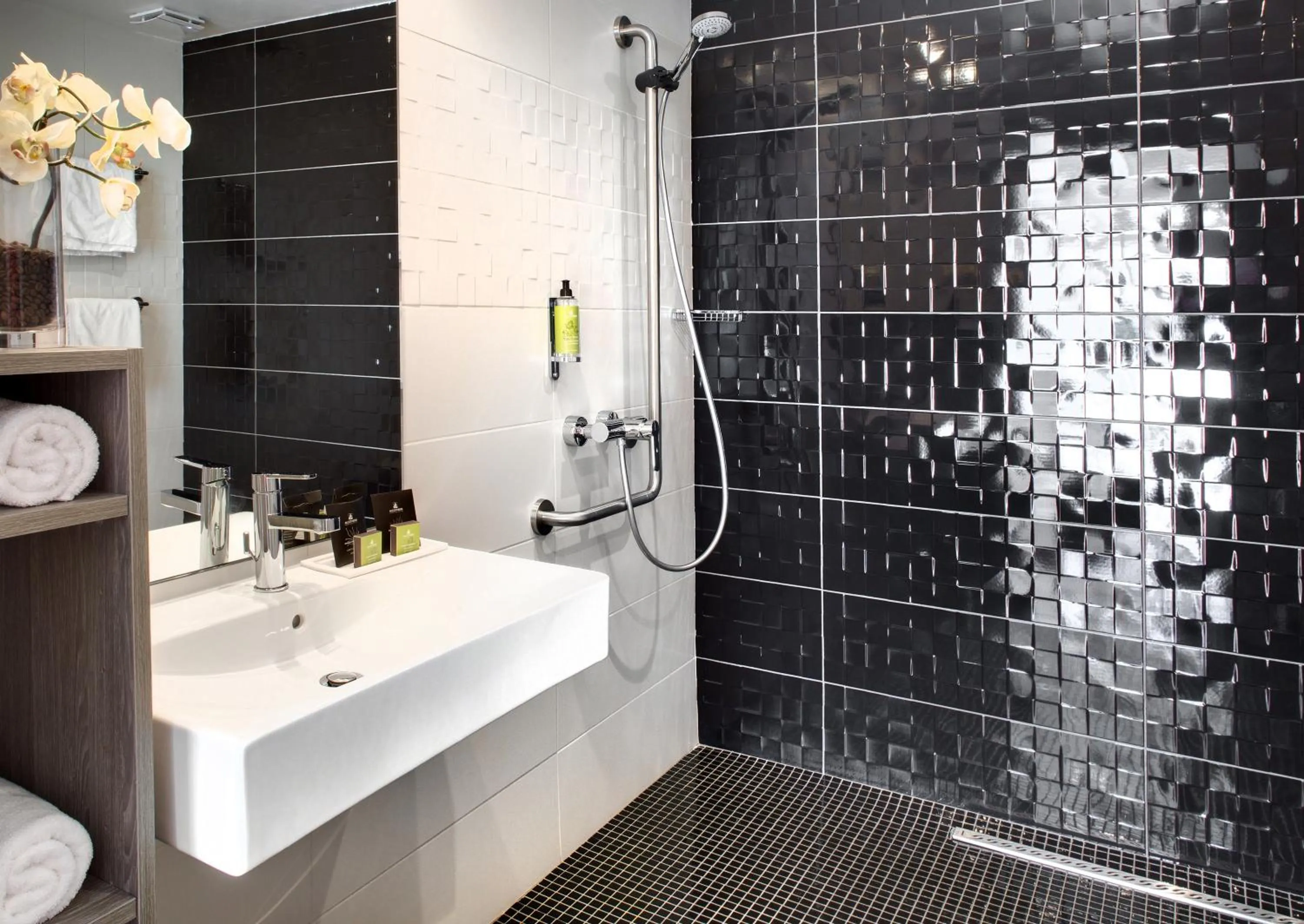 Double or Twin Room with Terrace - single occupancy - Disability Access in Hôtel & Spa Le Madeloc - Collioure Centre