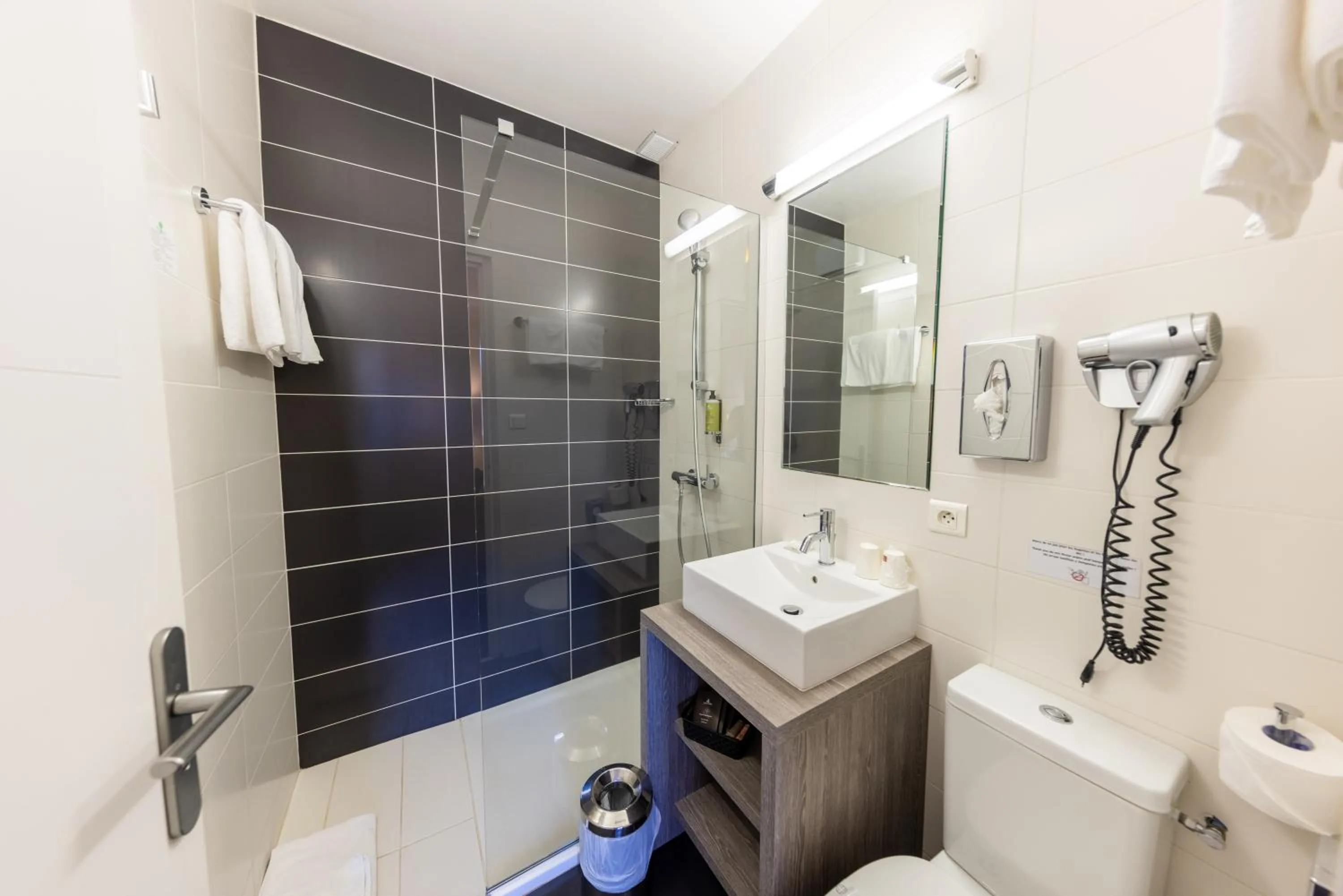 Bathroom in Le Madeloc Hôtel & Spa