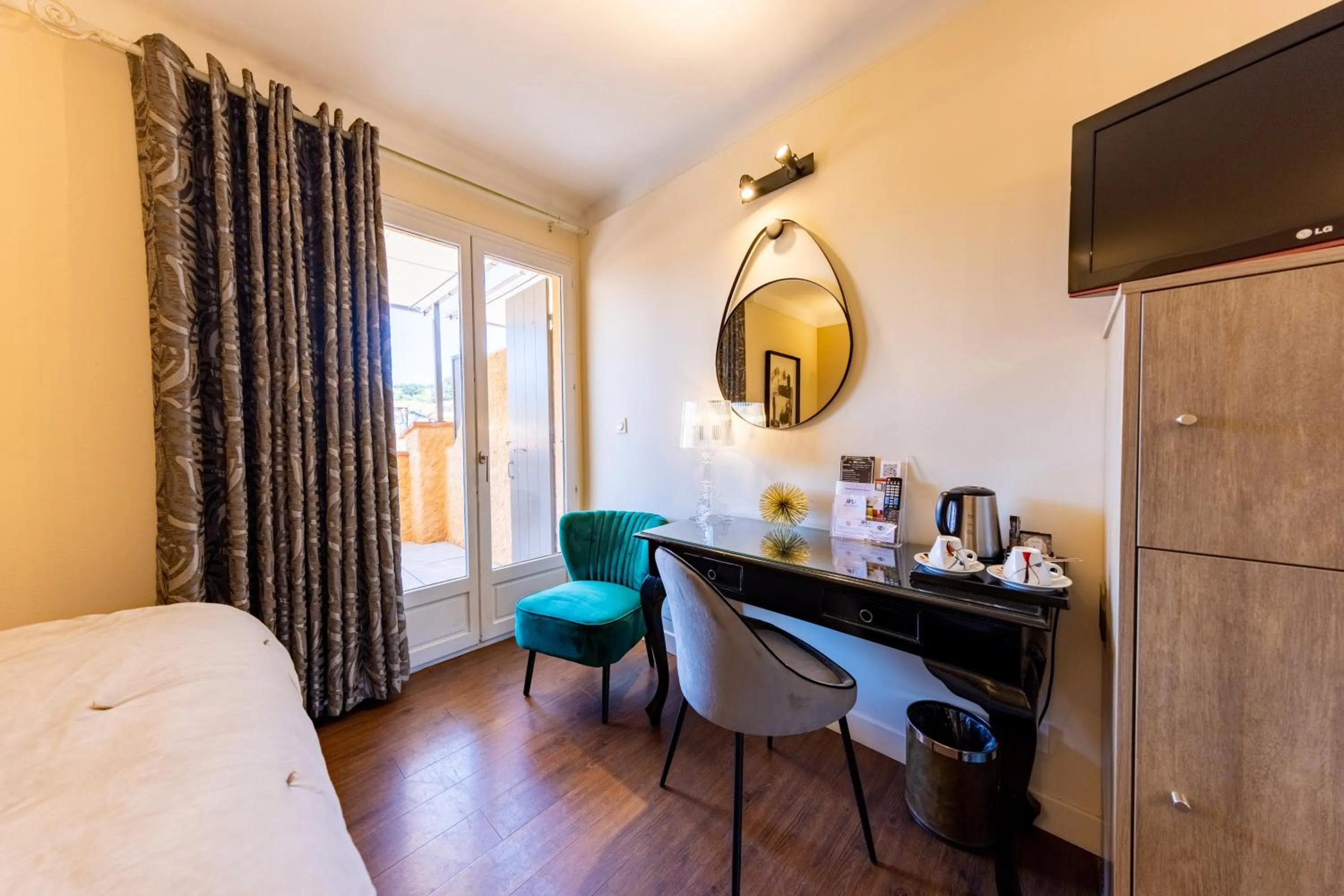 Photo of the whole room, Bed in Hôtel & Spa Le Madeloc - Collioure Centre