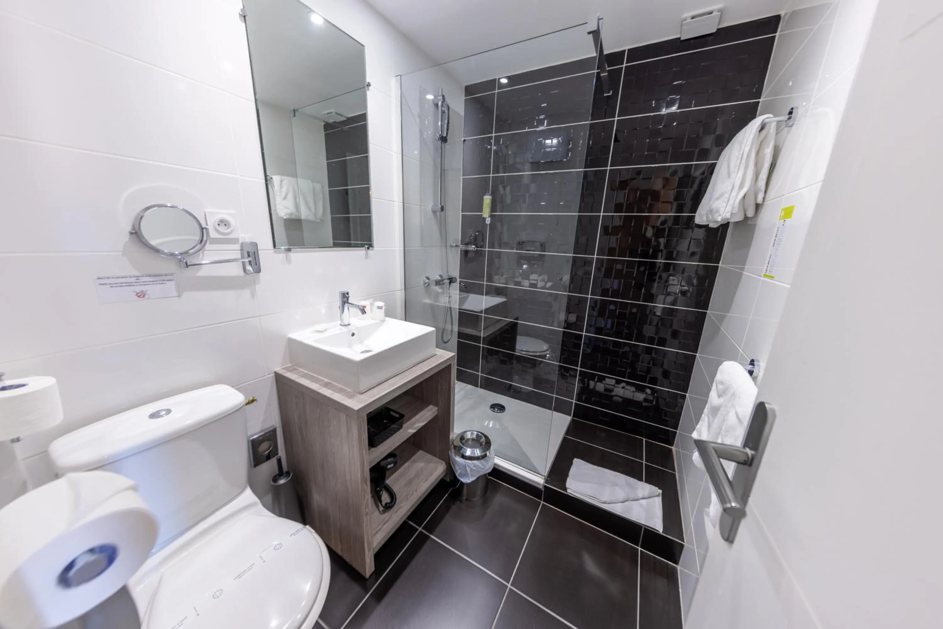 Bathroom in Le Madeloc Hôtel & Spa