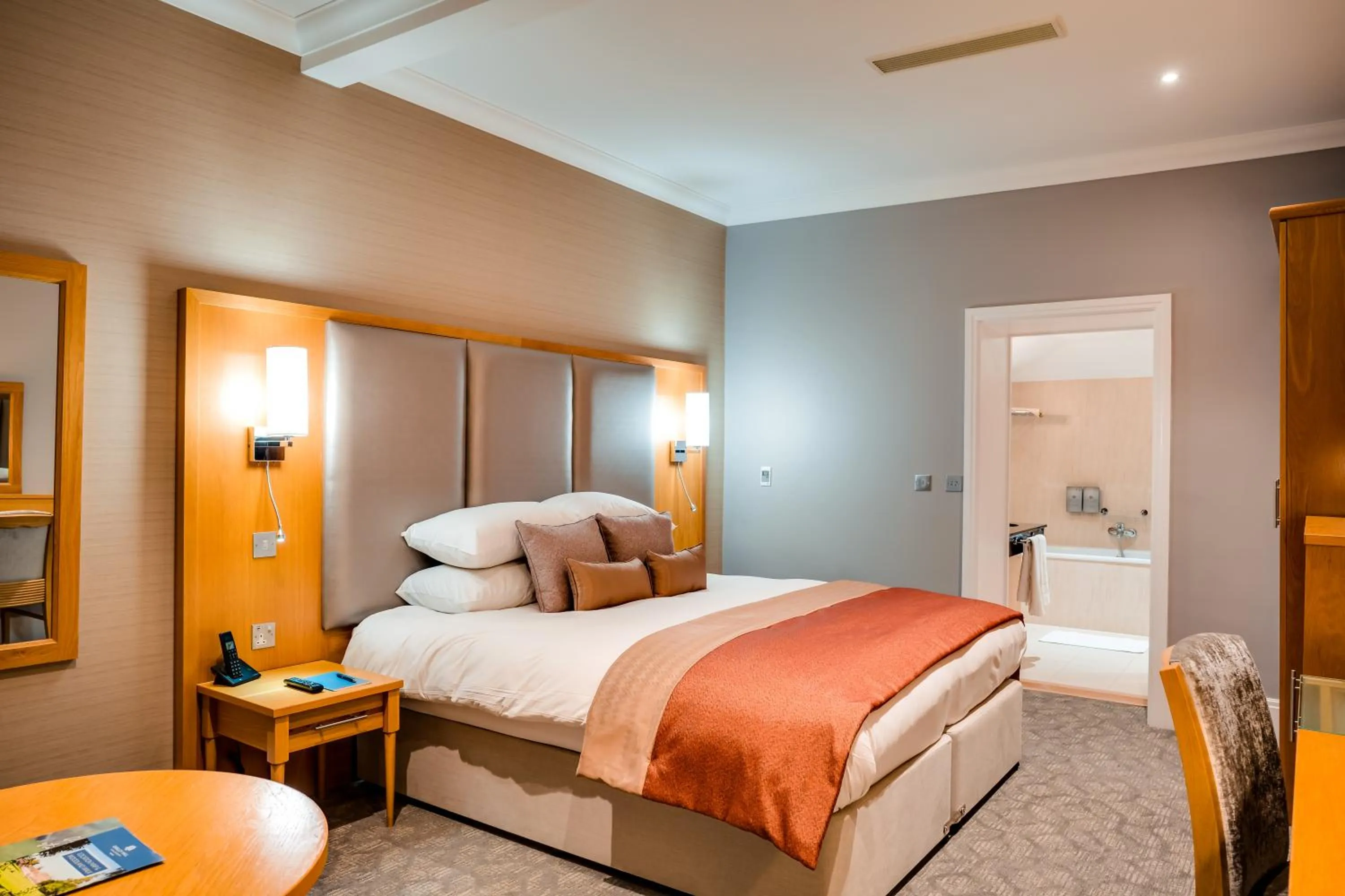 Bedroom, Bed in Oakley Hall Hotel