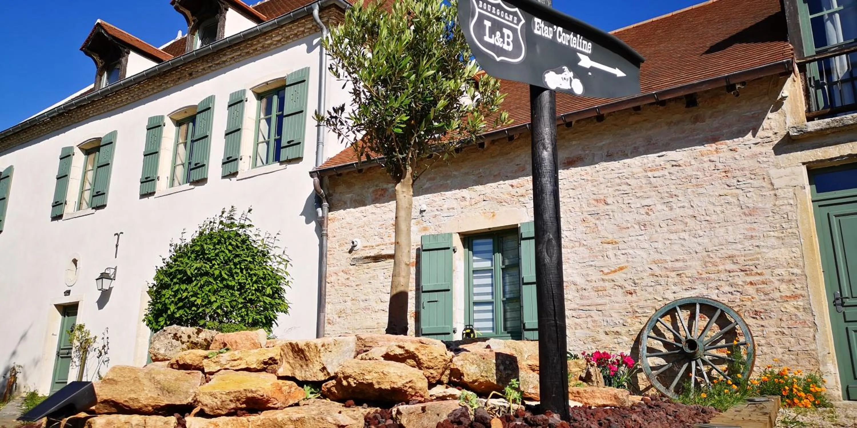 Facade/entrance in L'ETAP'CORTELINE