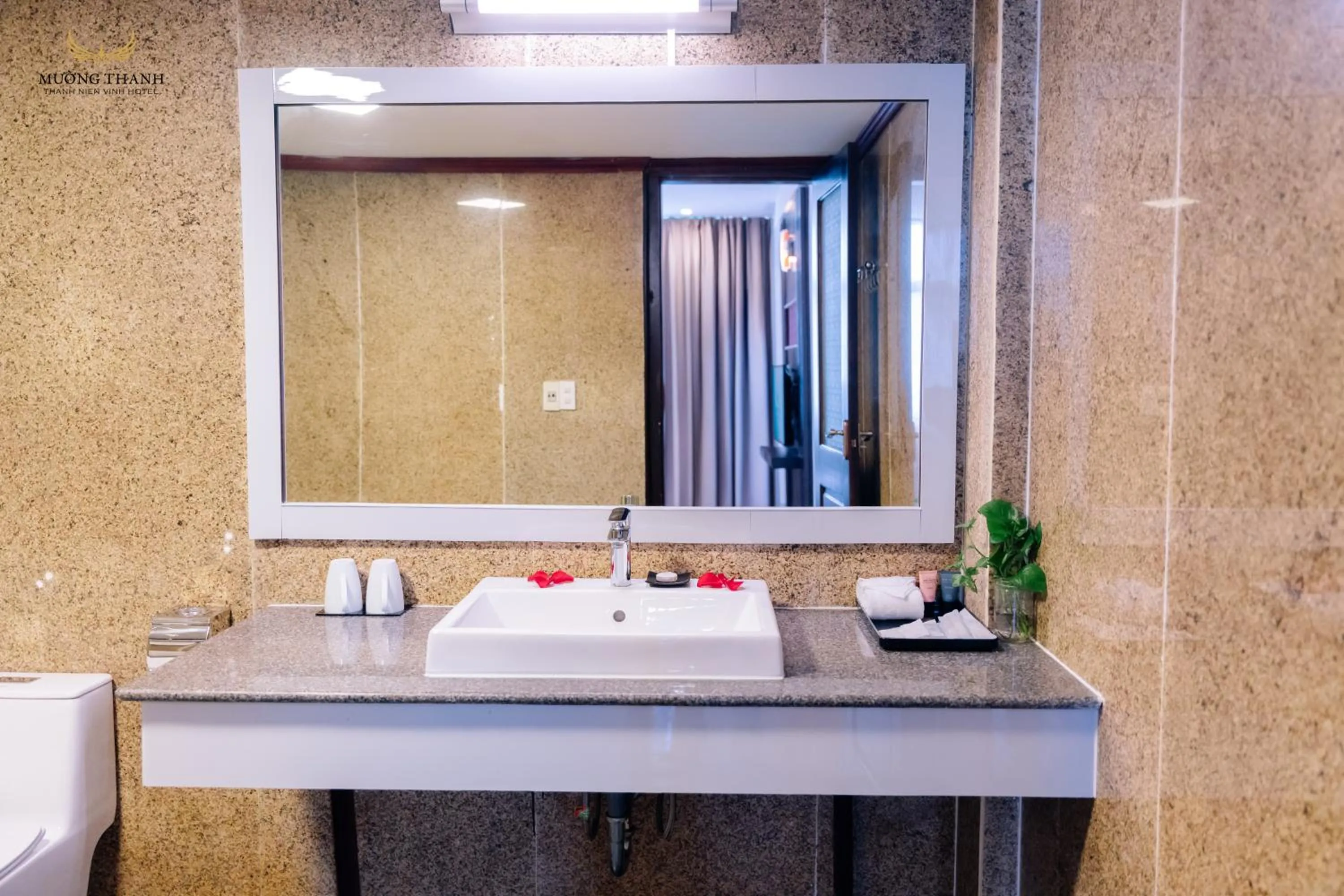 Shower in Muong Thanh Thanh Nien Vinh