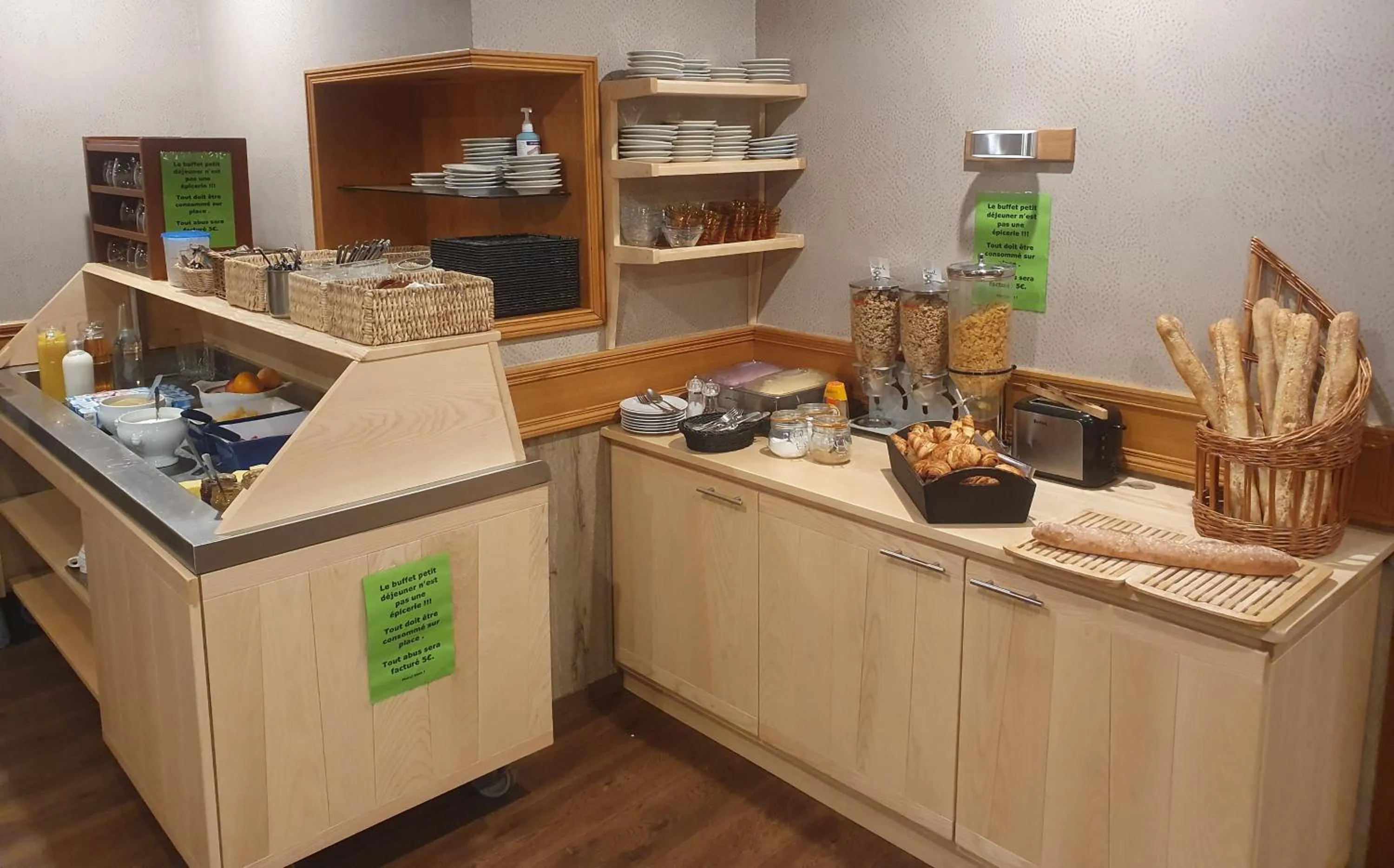 Breakfast in Logis Hôtel-restaurant Les Coudercous