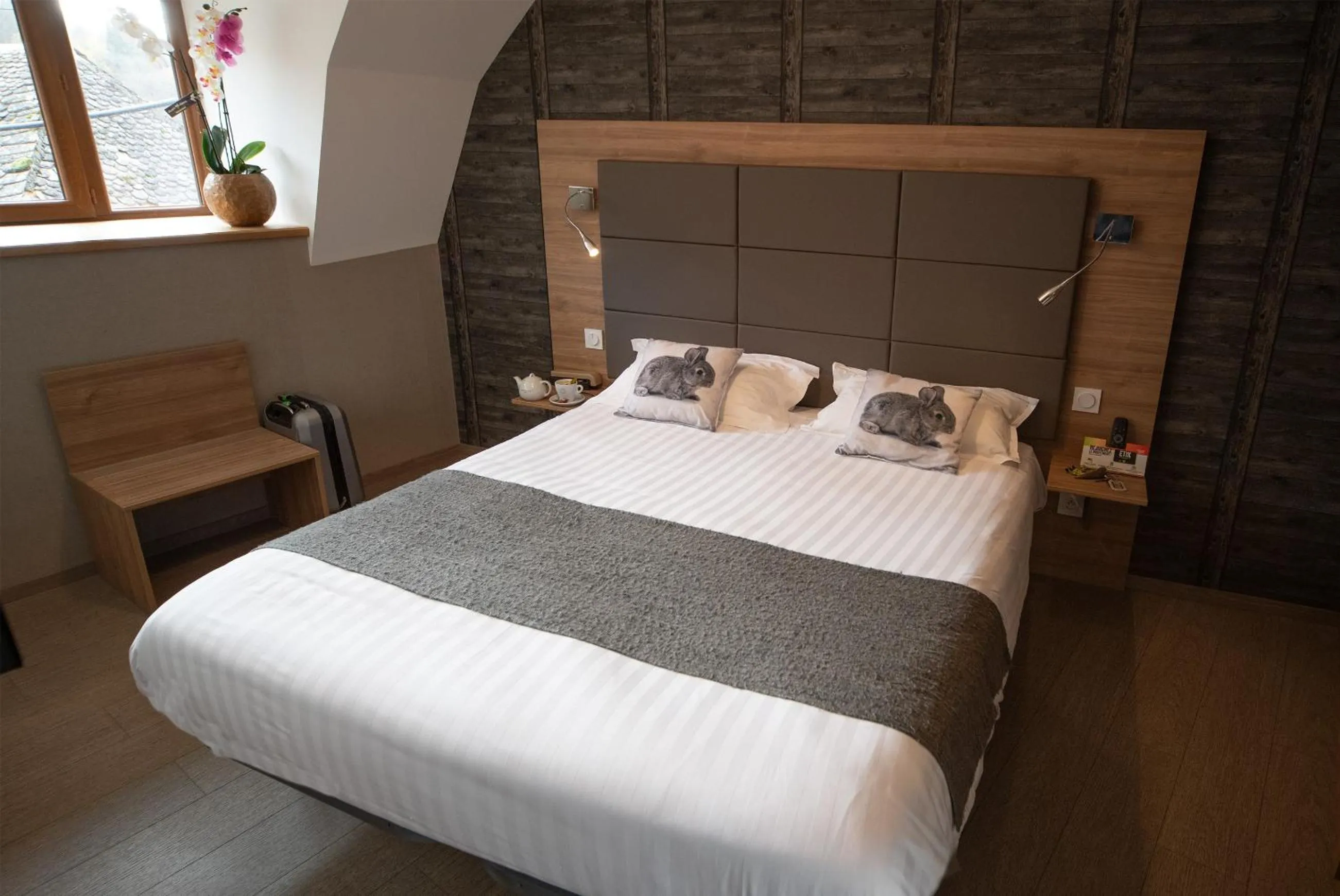 Bed in Logis Hôtel-restaurant Les Coudercous