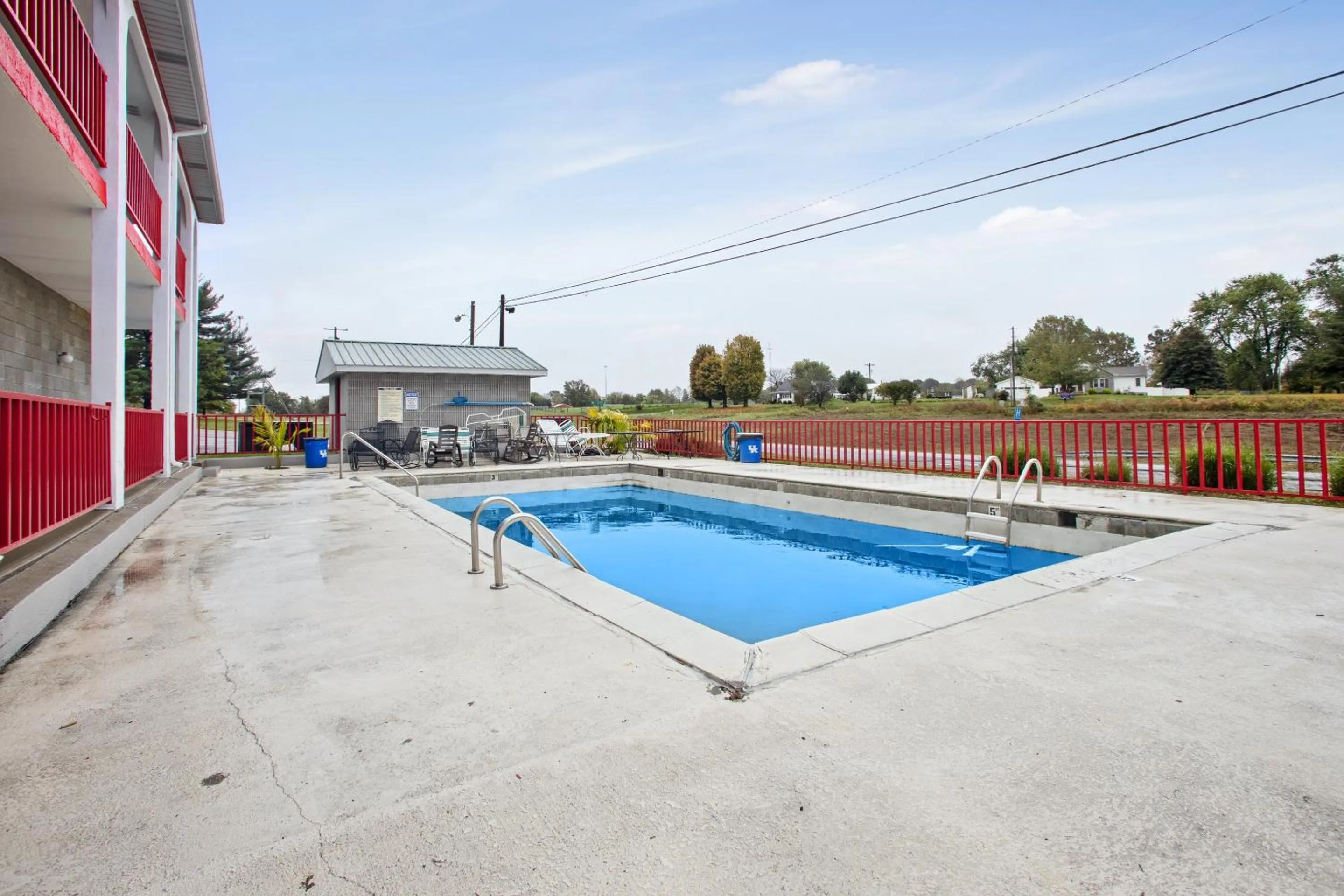 Swimming pool in Laker Inn