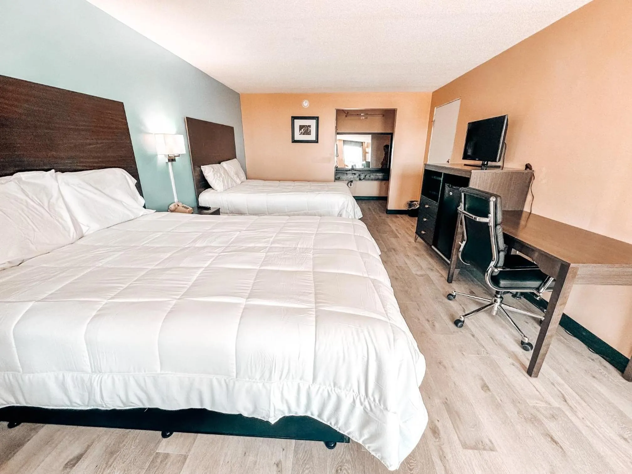 Bedroom, Bed in Laker Inn