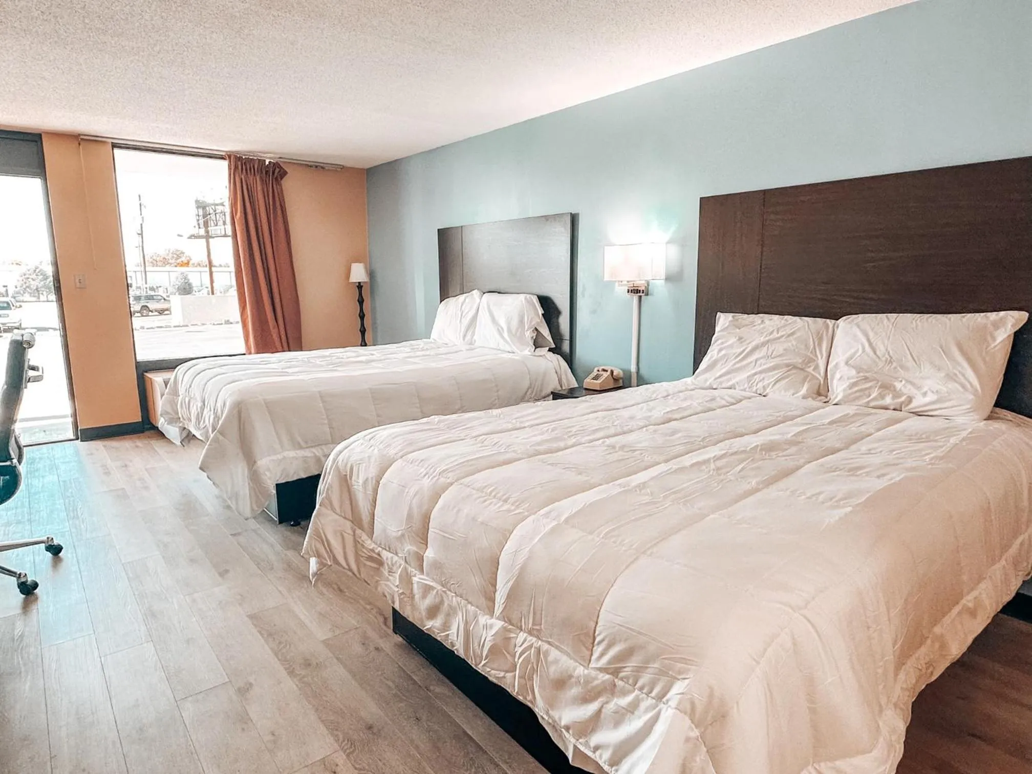 Bedroom, Bed in Laker Inn