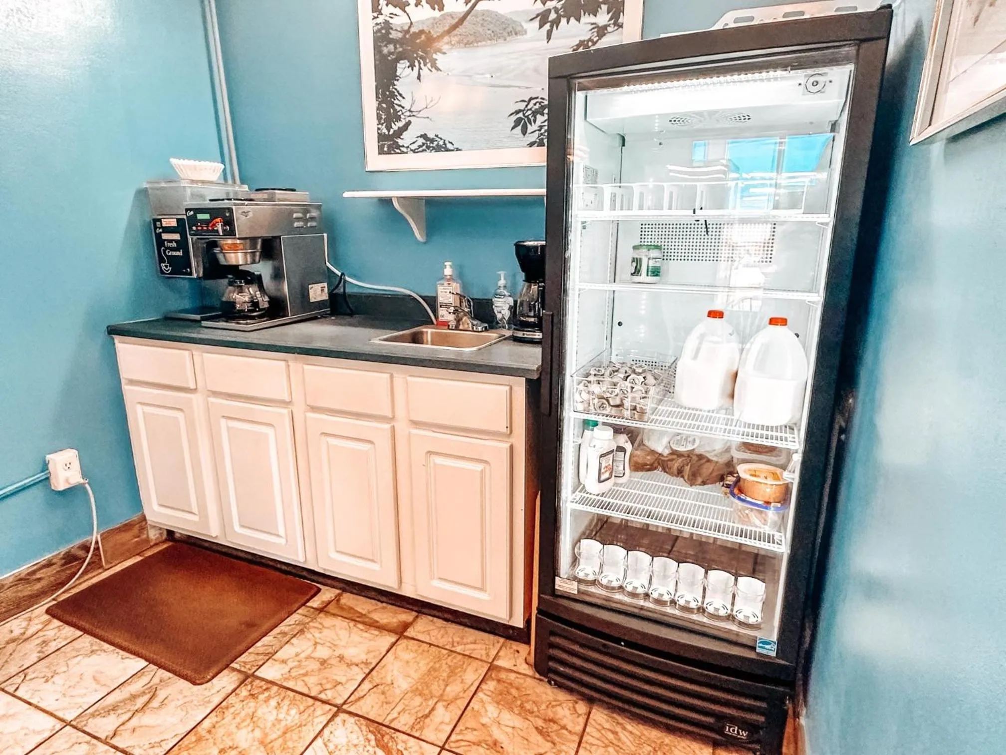 Kitchen or kitchenette in Laker Inn