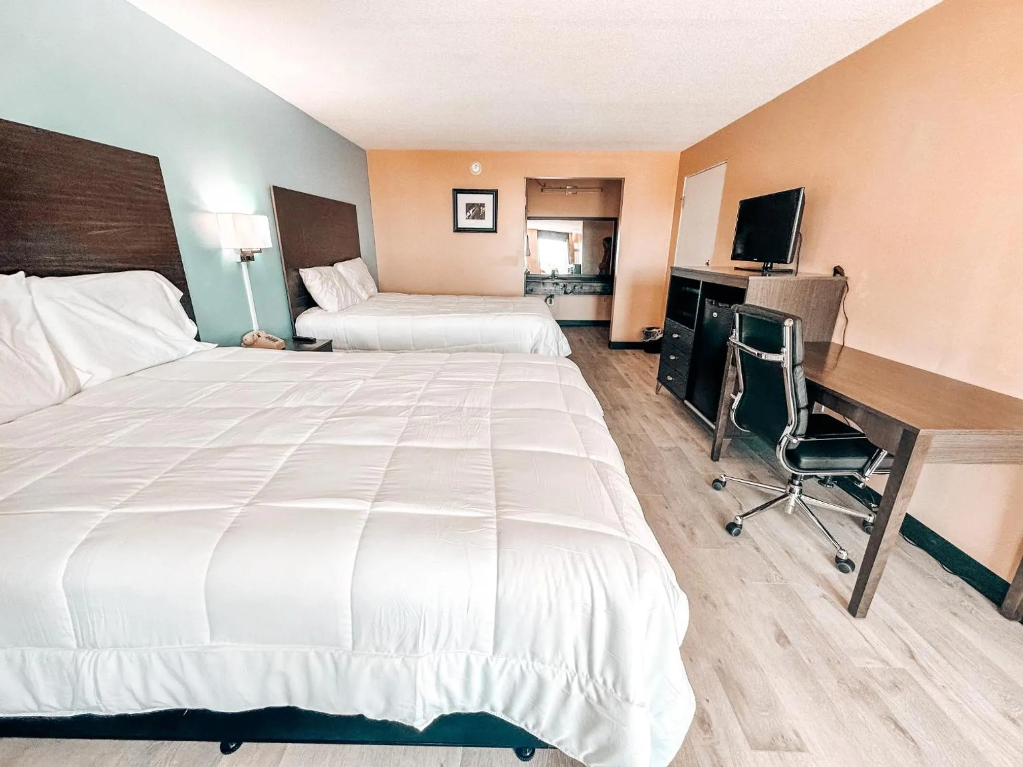 Bedroom, Bed in Laker Inn