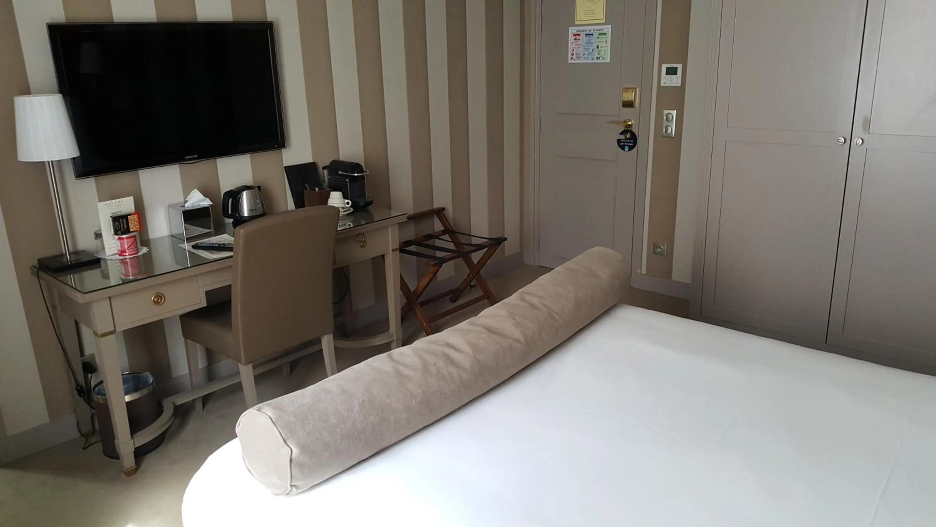 Bedroom, Bed in Hotel Saint Cyr Etoile