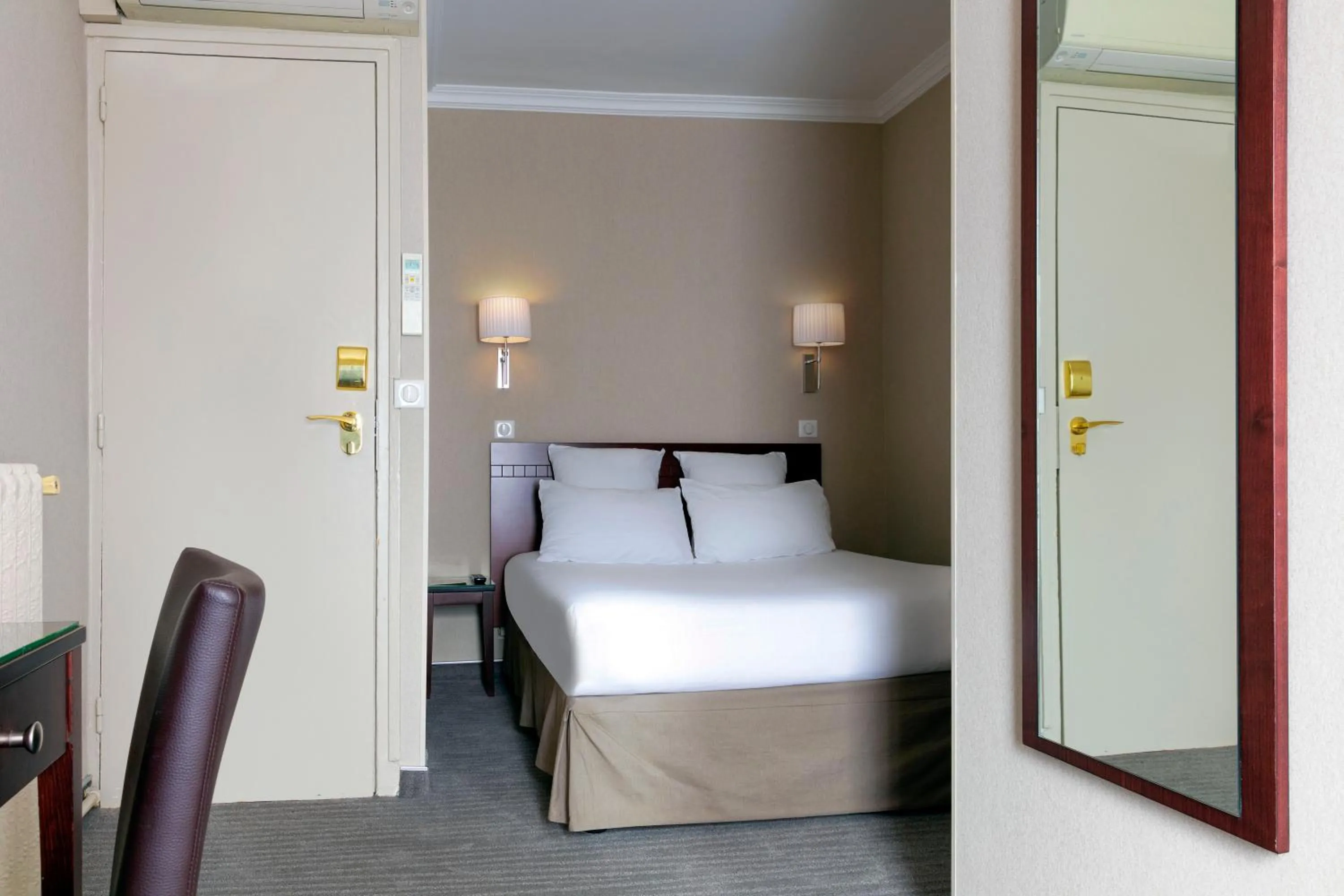 Photo of the whole room, Bed in Hotel Saint Cyr Etoile