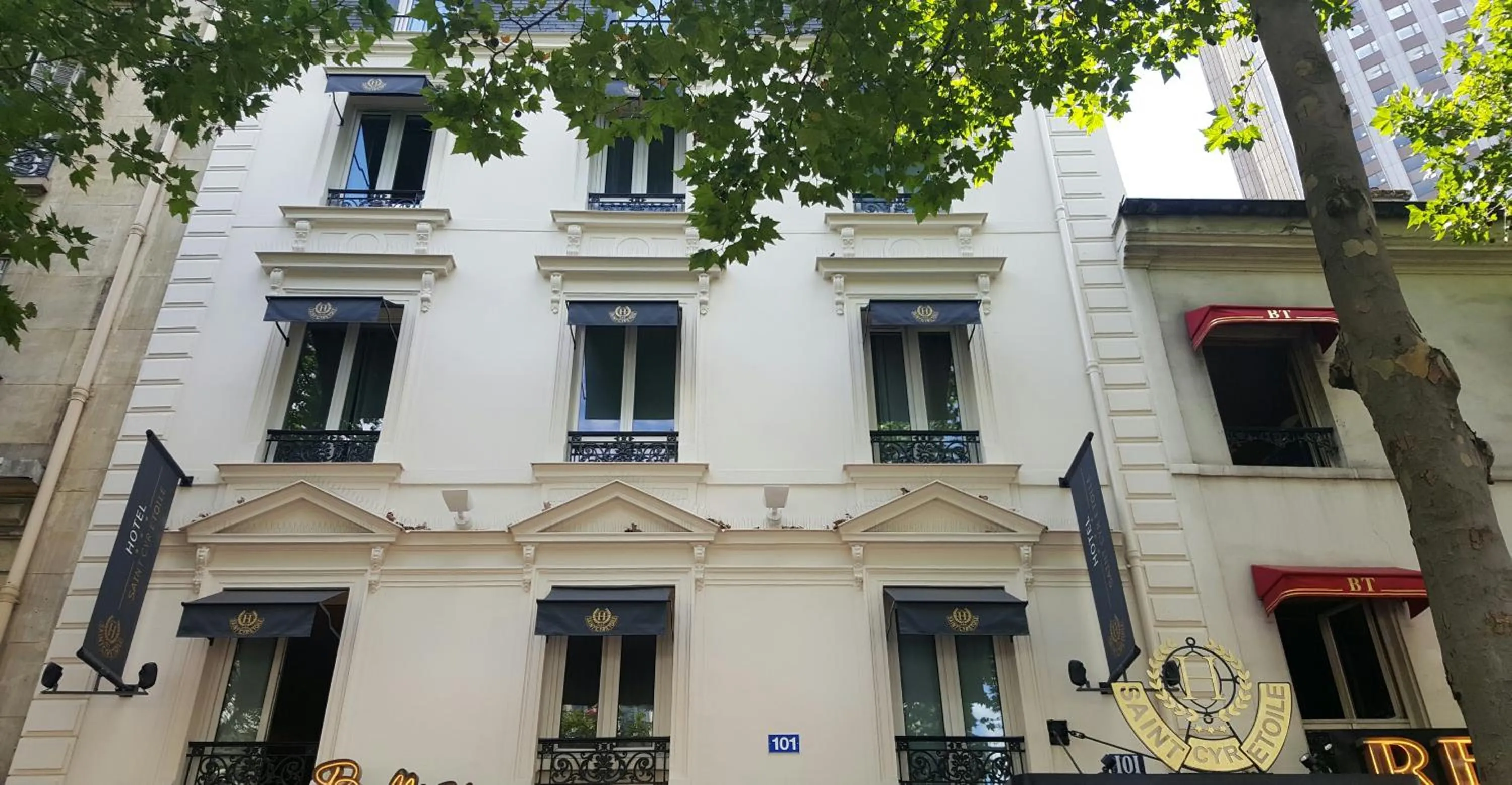 Facade/entrance in Hotel Saint Cyr Etoile