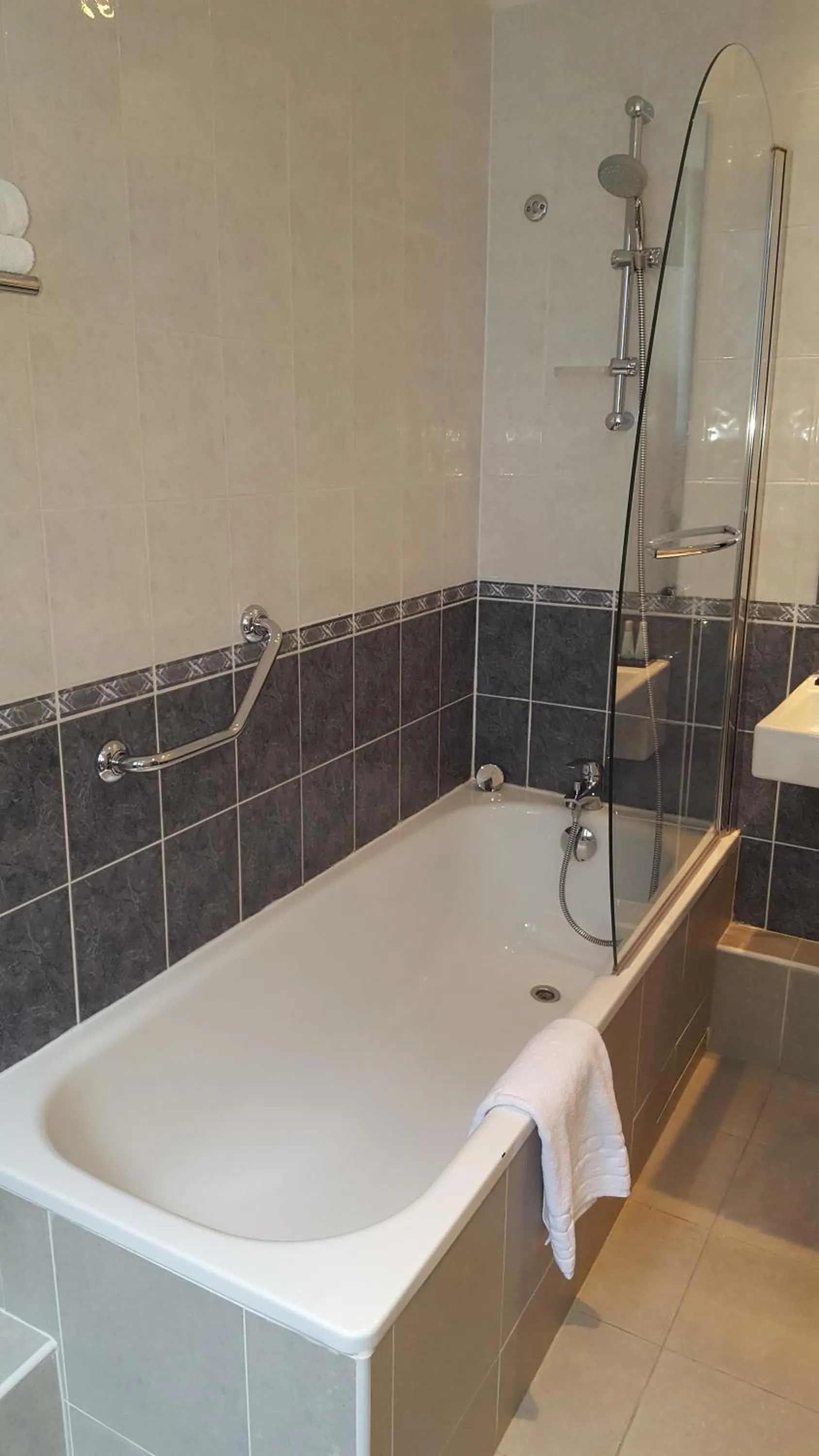 Bathroom in Hotel Saint Cyr Etoile