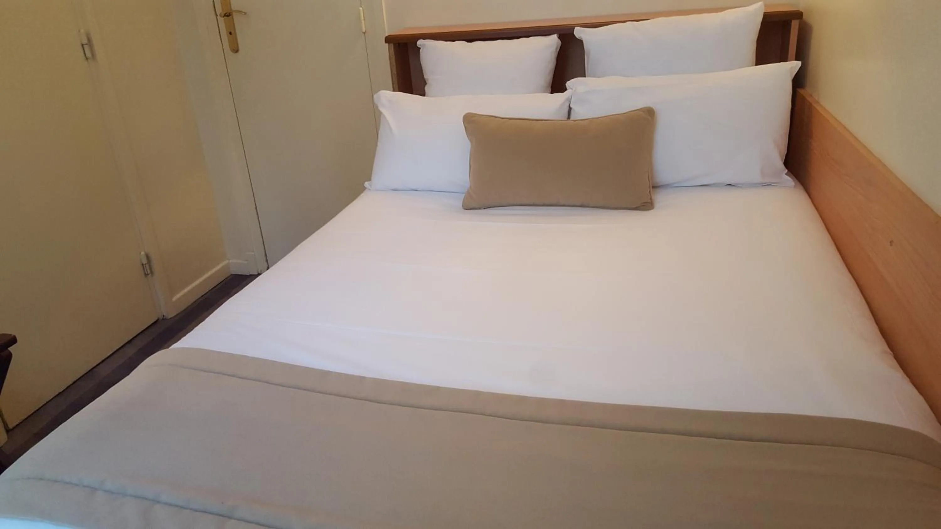 Bed in Hotel Saint Cyr Etoile