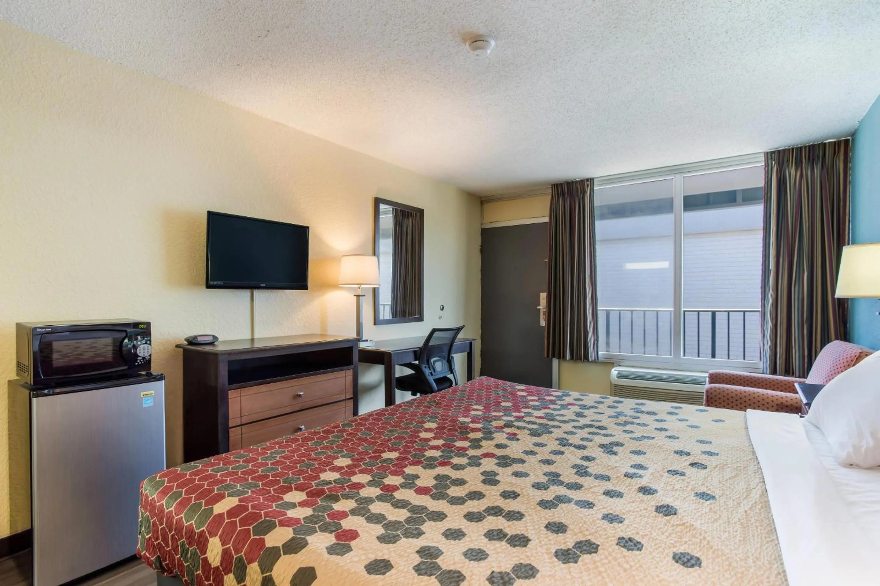 Bedroom, Bed in Econo Lodge Gallatin - Metro Nashville