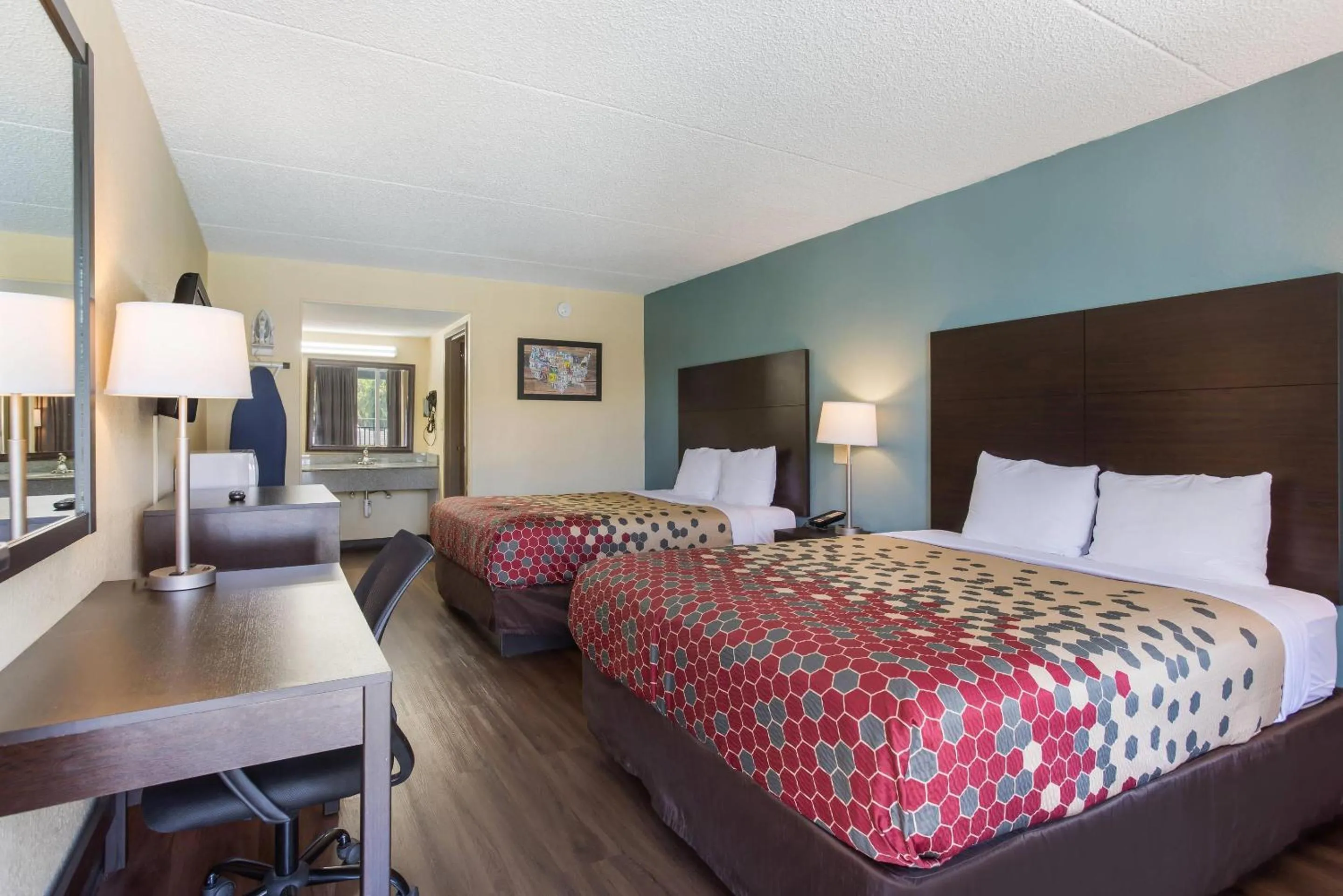 Bedroom, Bed in Econo Lodge Gallatin - Metro Nashville