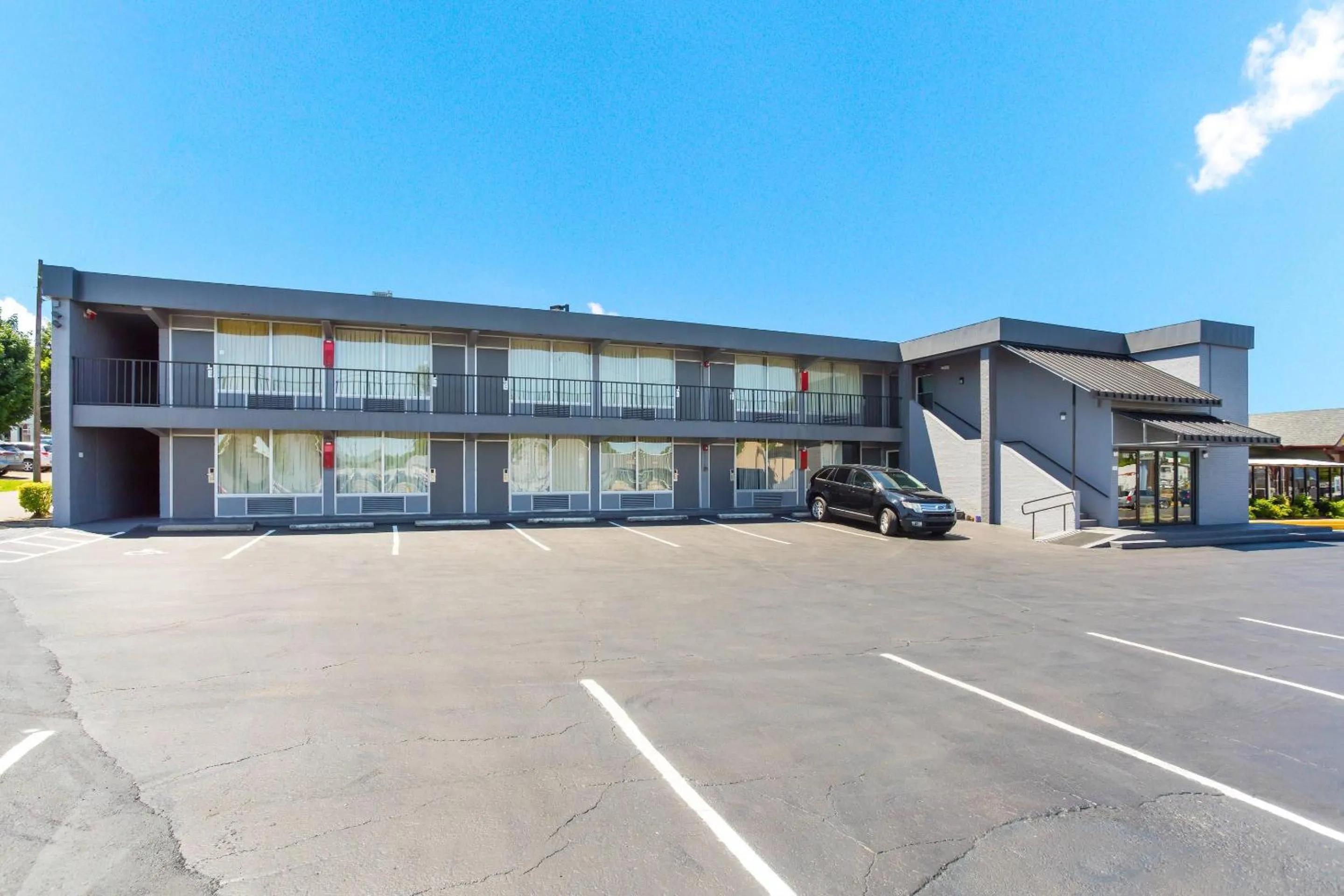 Property building in Econo Lodge Gallatin - Metro Nashville