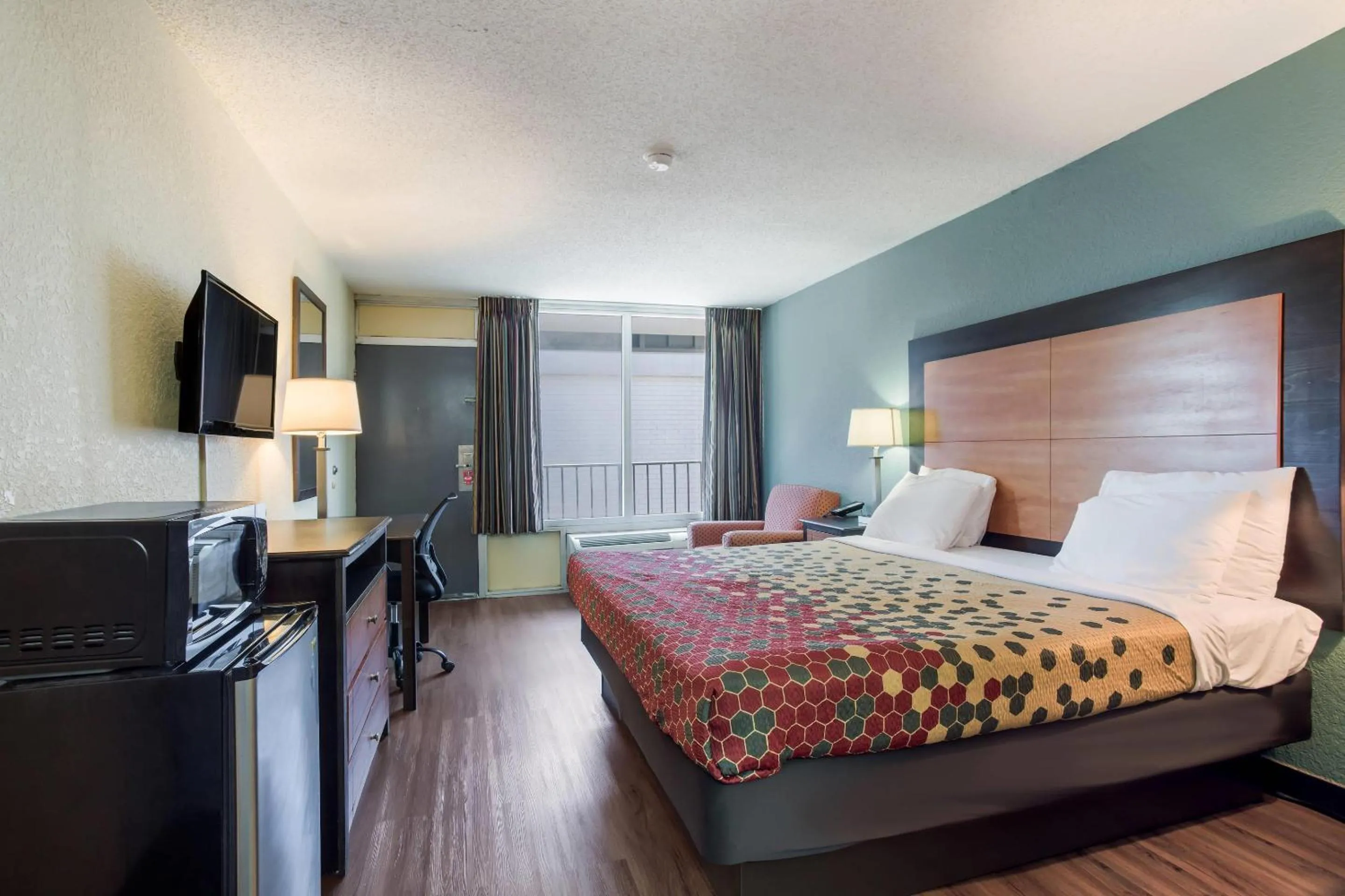 Bedroom, Bed in Econo Lodge Gallatin - Metro Nashville