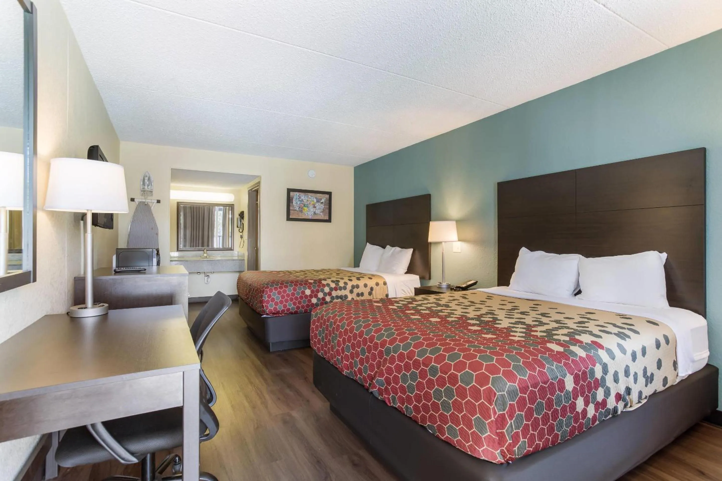 Bedroom, Bed in Econo Lodge Gallatin - Metro Nashville