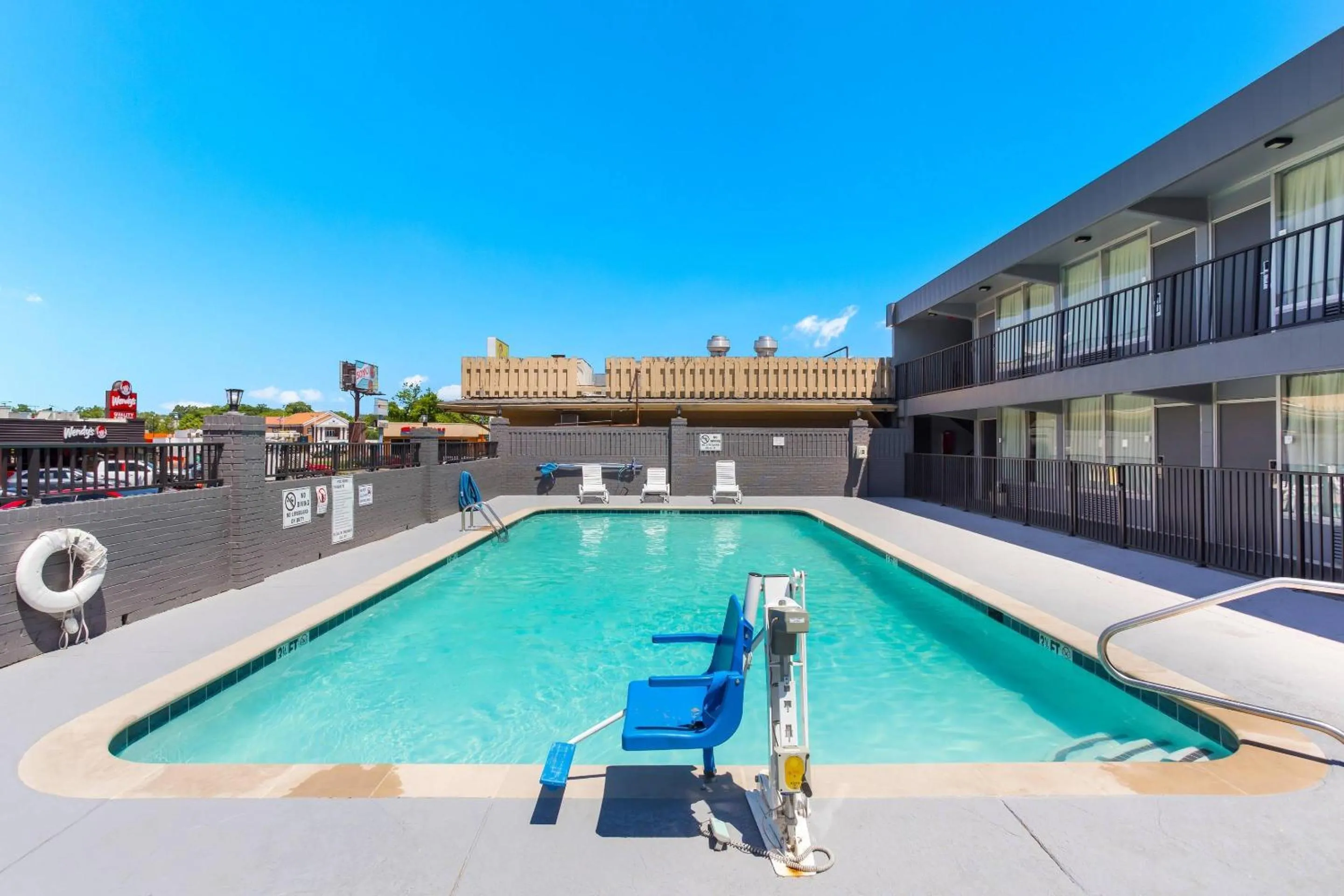 Swimming pool in Econo Lodge Gallatin - Metro Nashville
