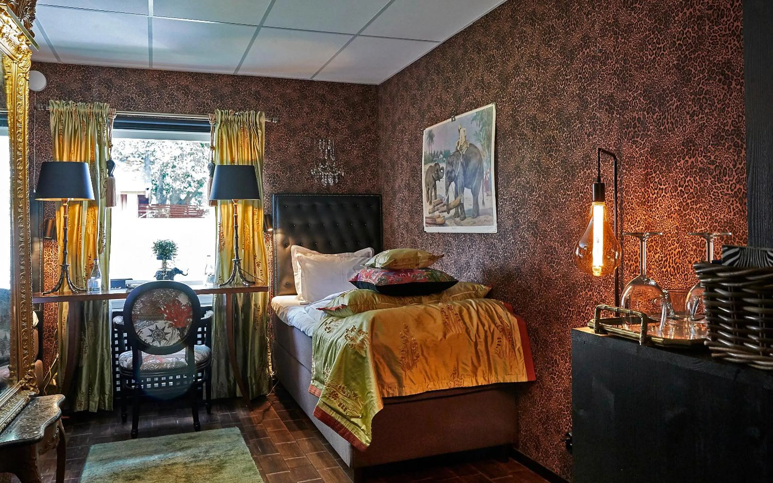 Shower, Bed in Bomans Hotell i Trosa