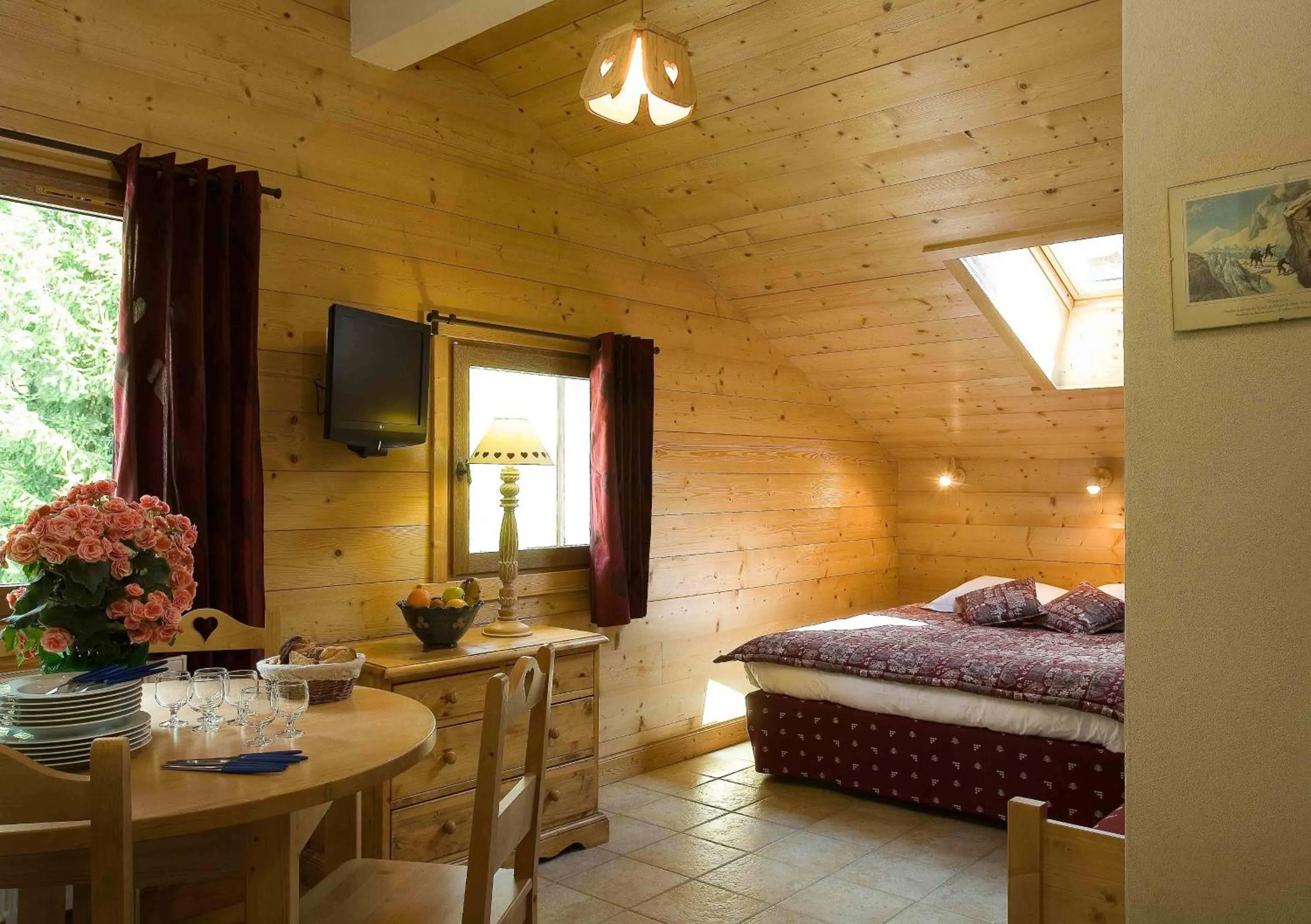 Photo of the whole room, Bed in Studio Bel'Alp