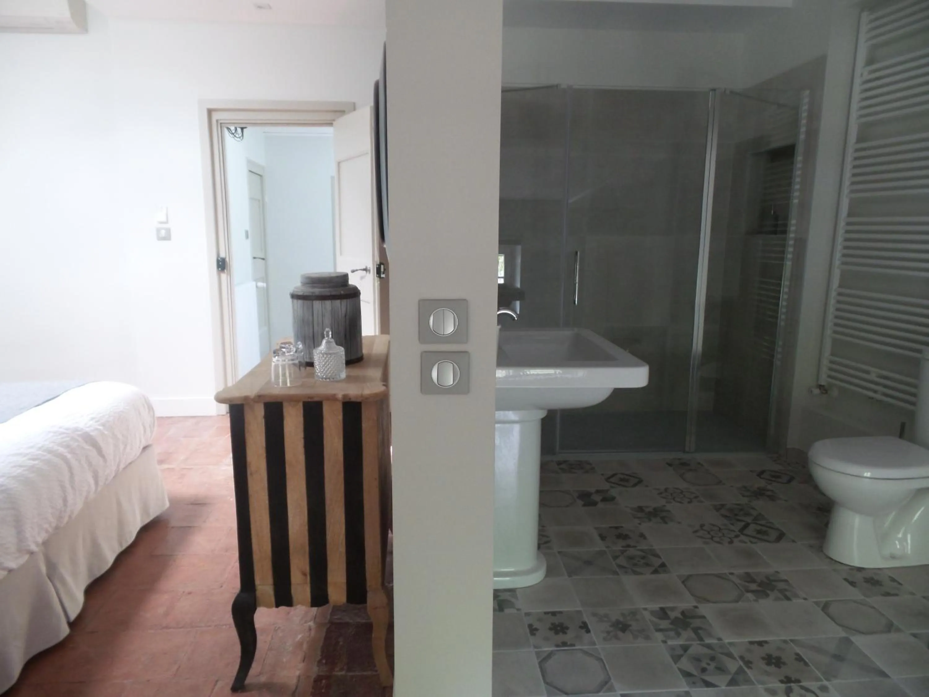 Bathroom in LA COUR CARREE - chambres d'hôtes