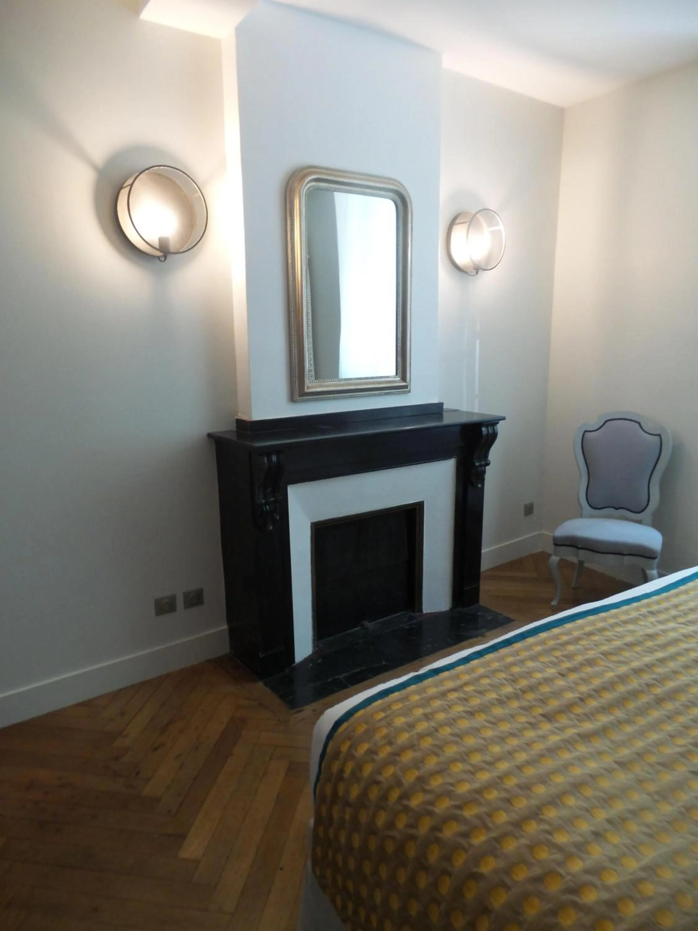 Bedroom in LA COUR CARREE - chambres d'hôtes