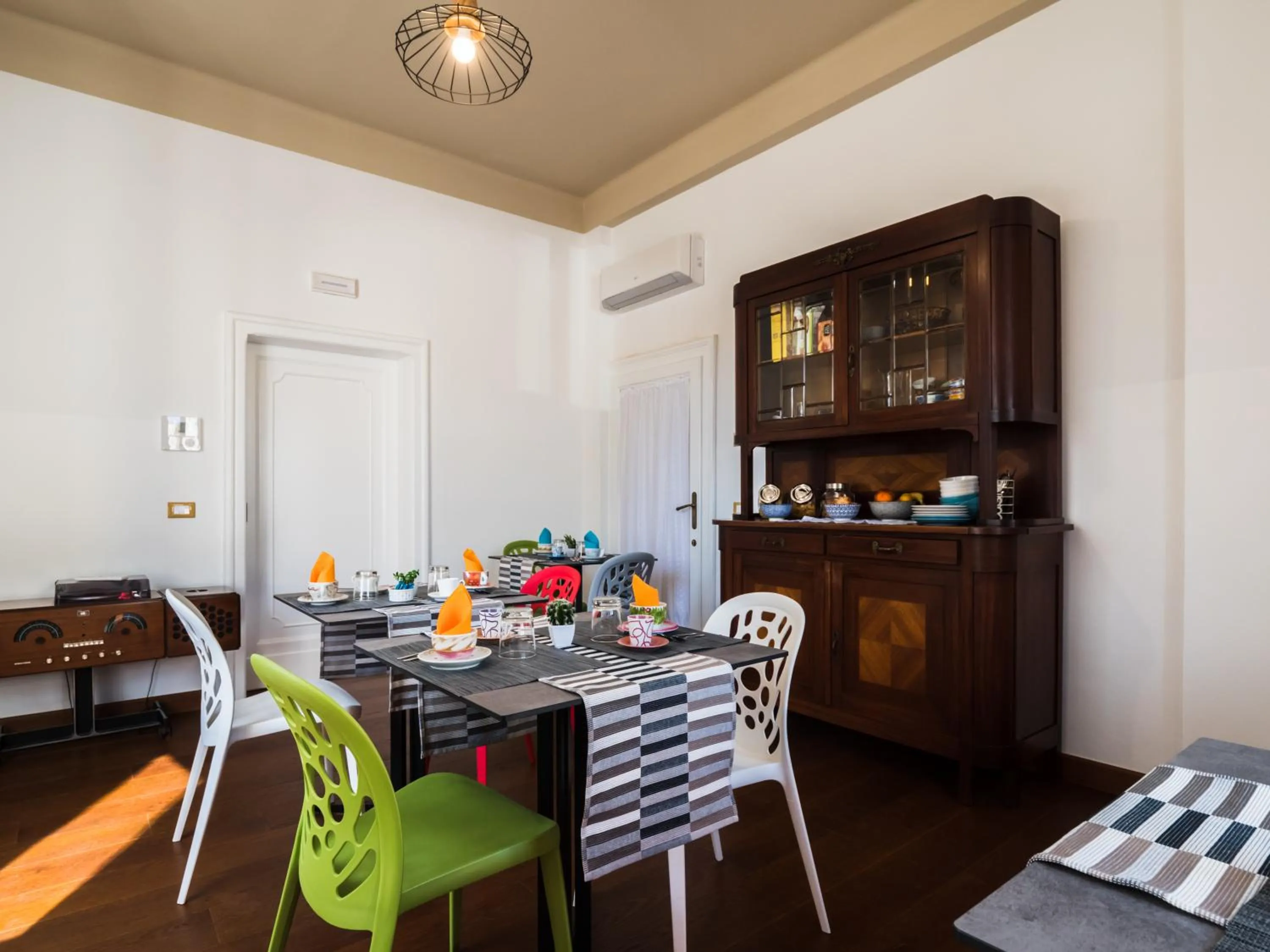 Communal lounge/ TV room in B&B VILLA TOZZA