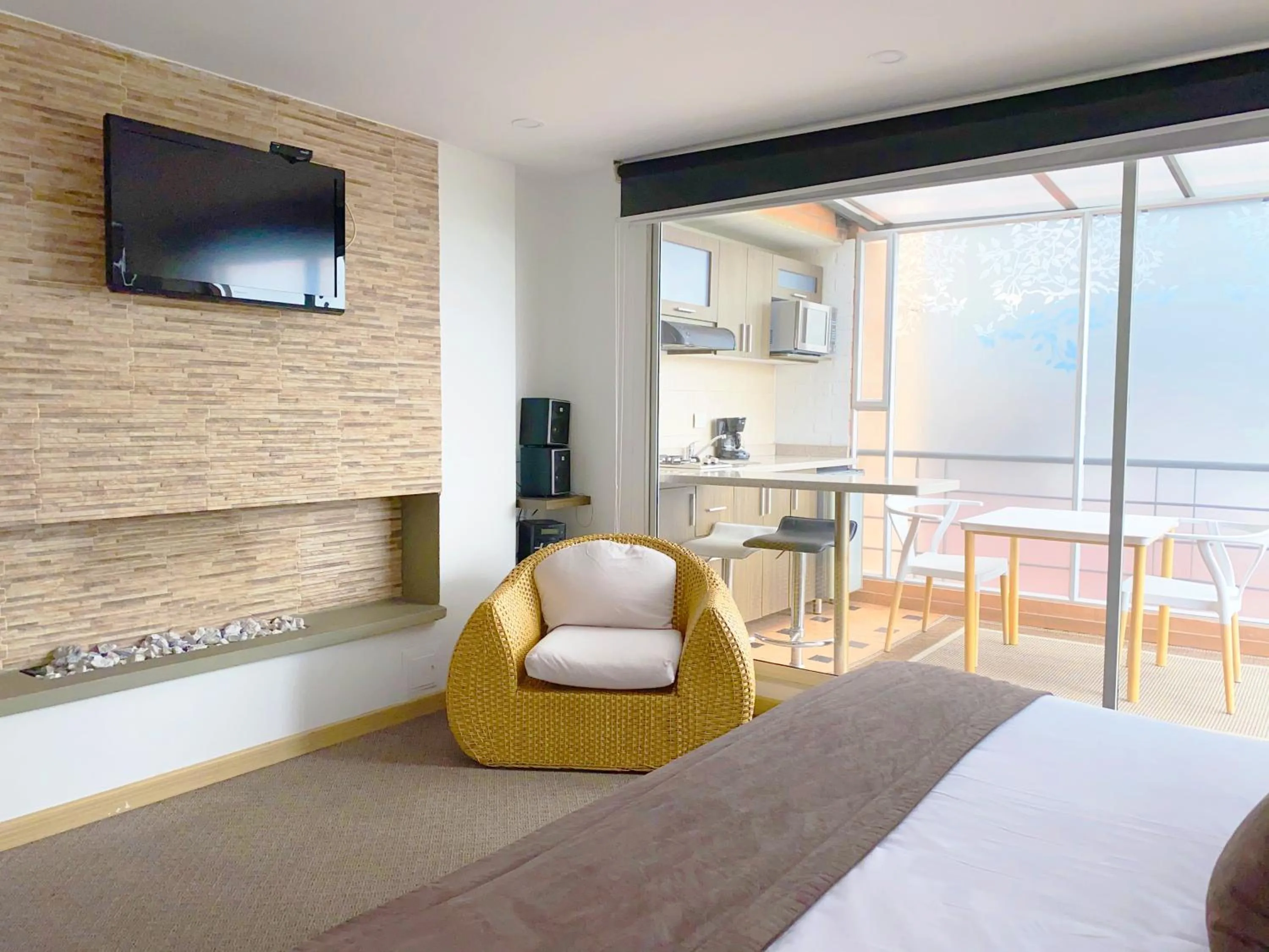 Communal lounge/ TV room, Bed in Hotel Apartamentos Regency La Feria