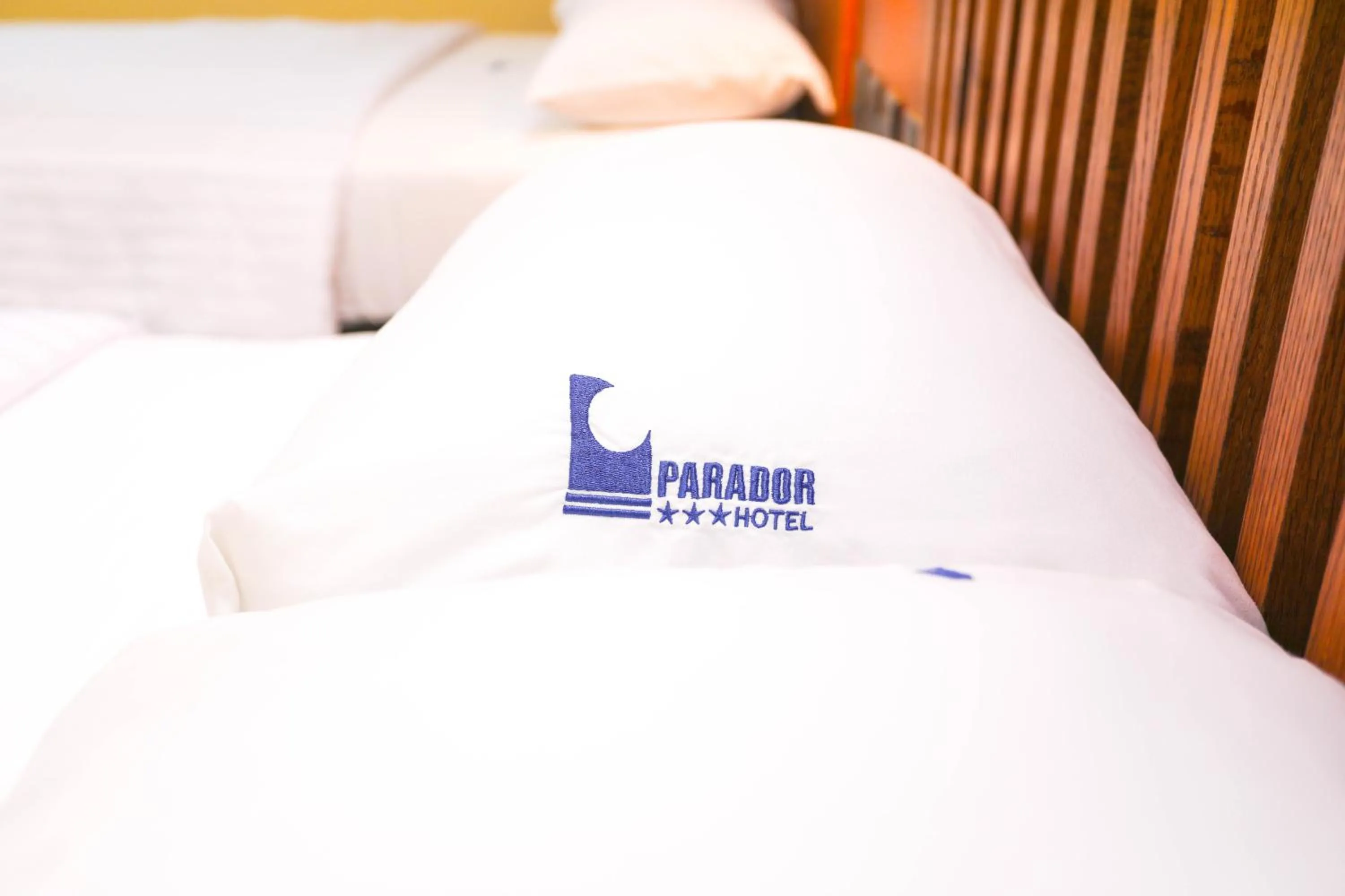 towels, Bed in Hotel Parador
