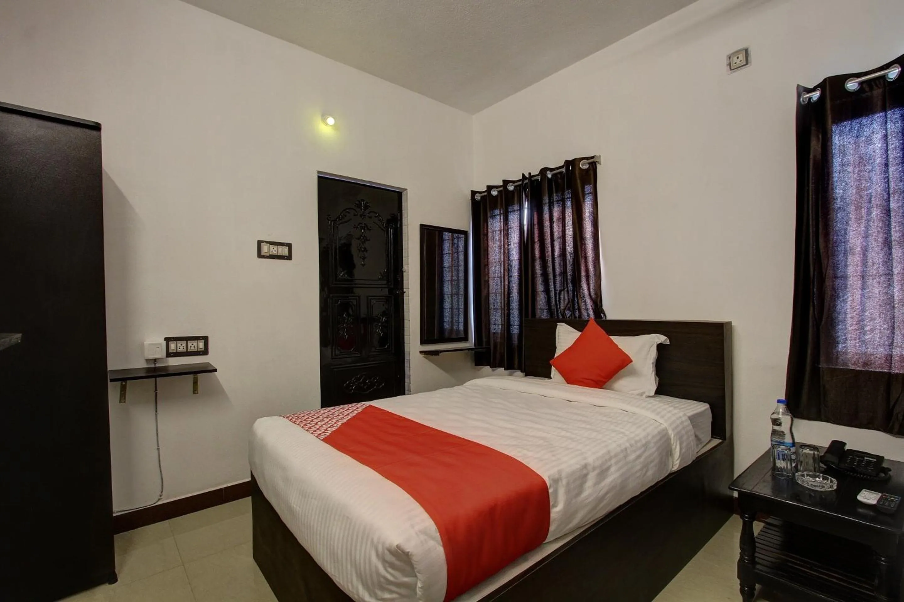 Bedroom, Bed in Hotel O by OYO roomz