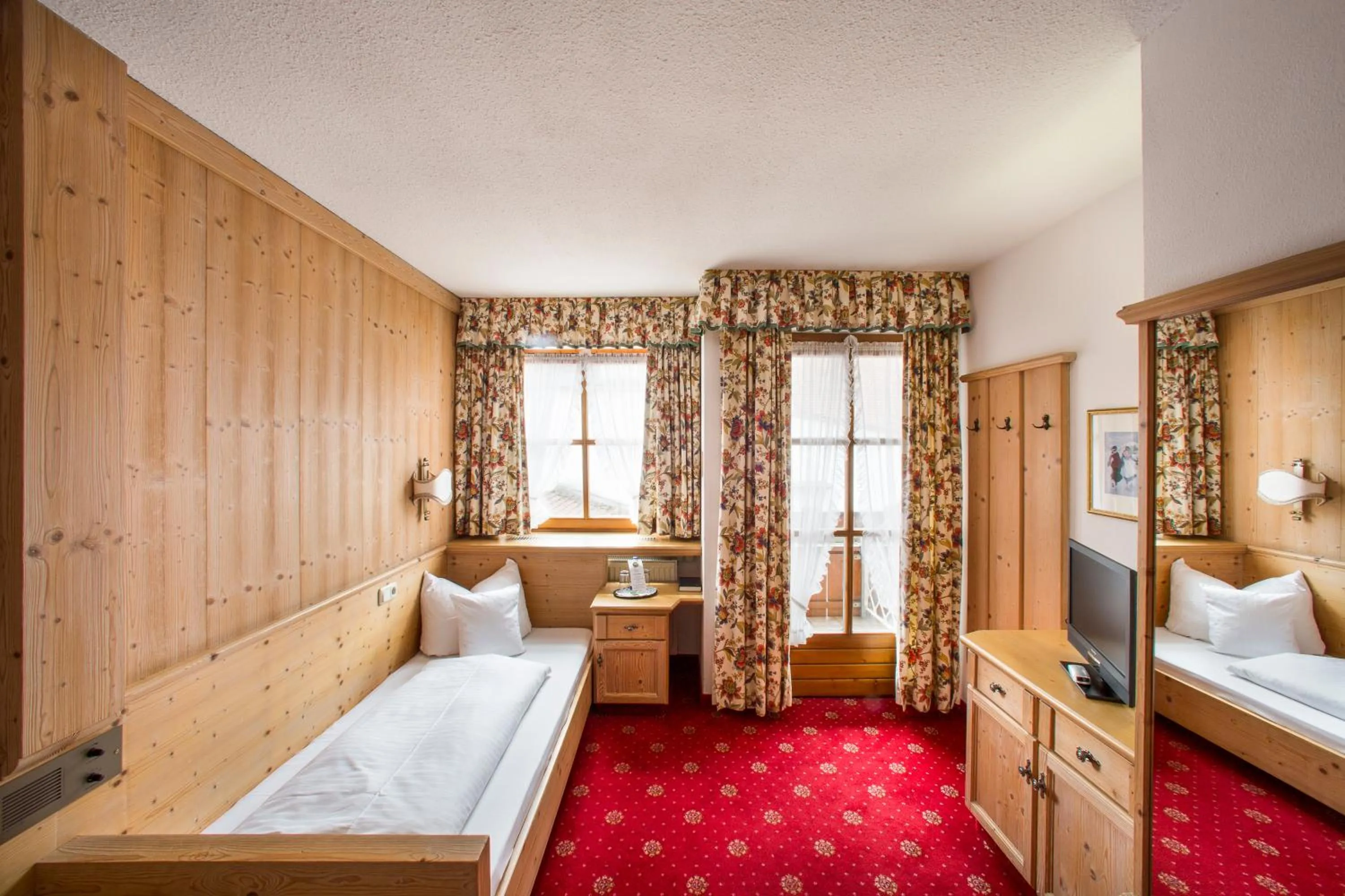Photo of the whole room, Bed in Hotel Hölzer Bräu by Lehmann Hotels