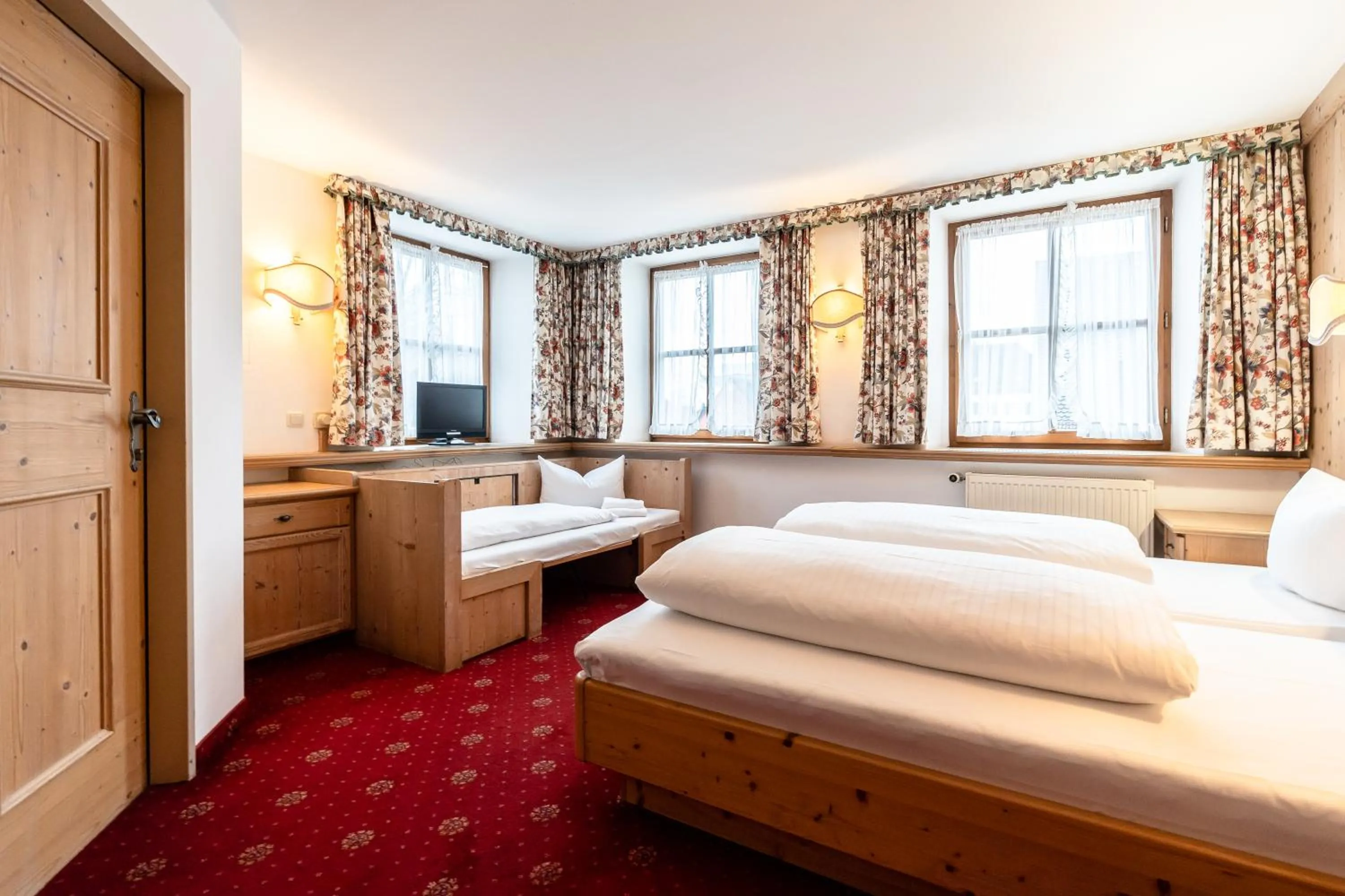 Photo of the whole room, Bed in Hotel Hölzer Bräu by Lehmann Hotels