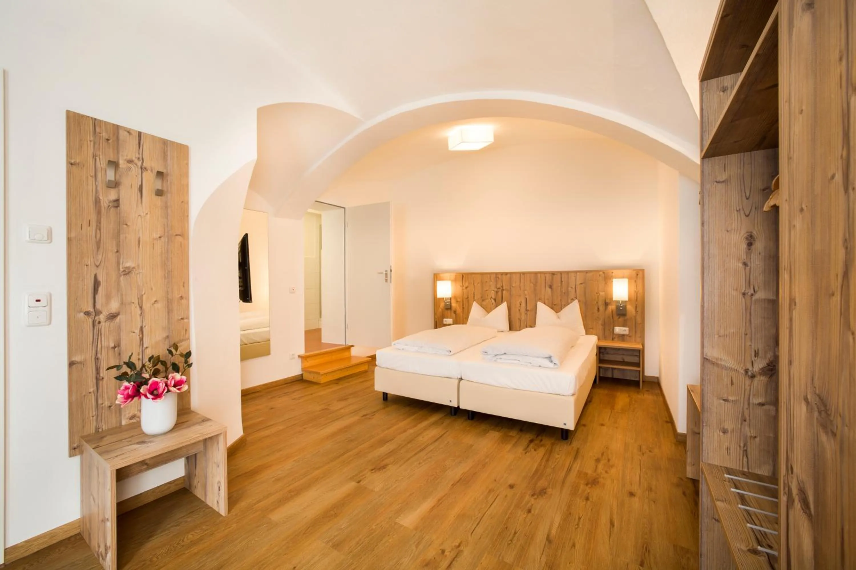 Bathroom, Bed in Hotel Hölzer Bräu by Lehmann Hotels