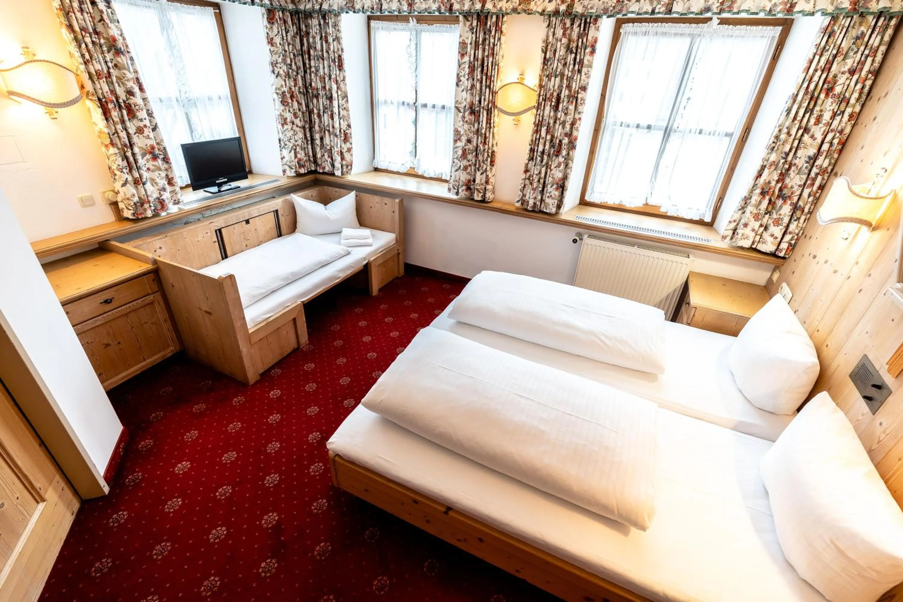 Photo of the whole room, Bed in Hotel Hölzer Bräu by Lehmann Hotels