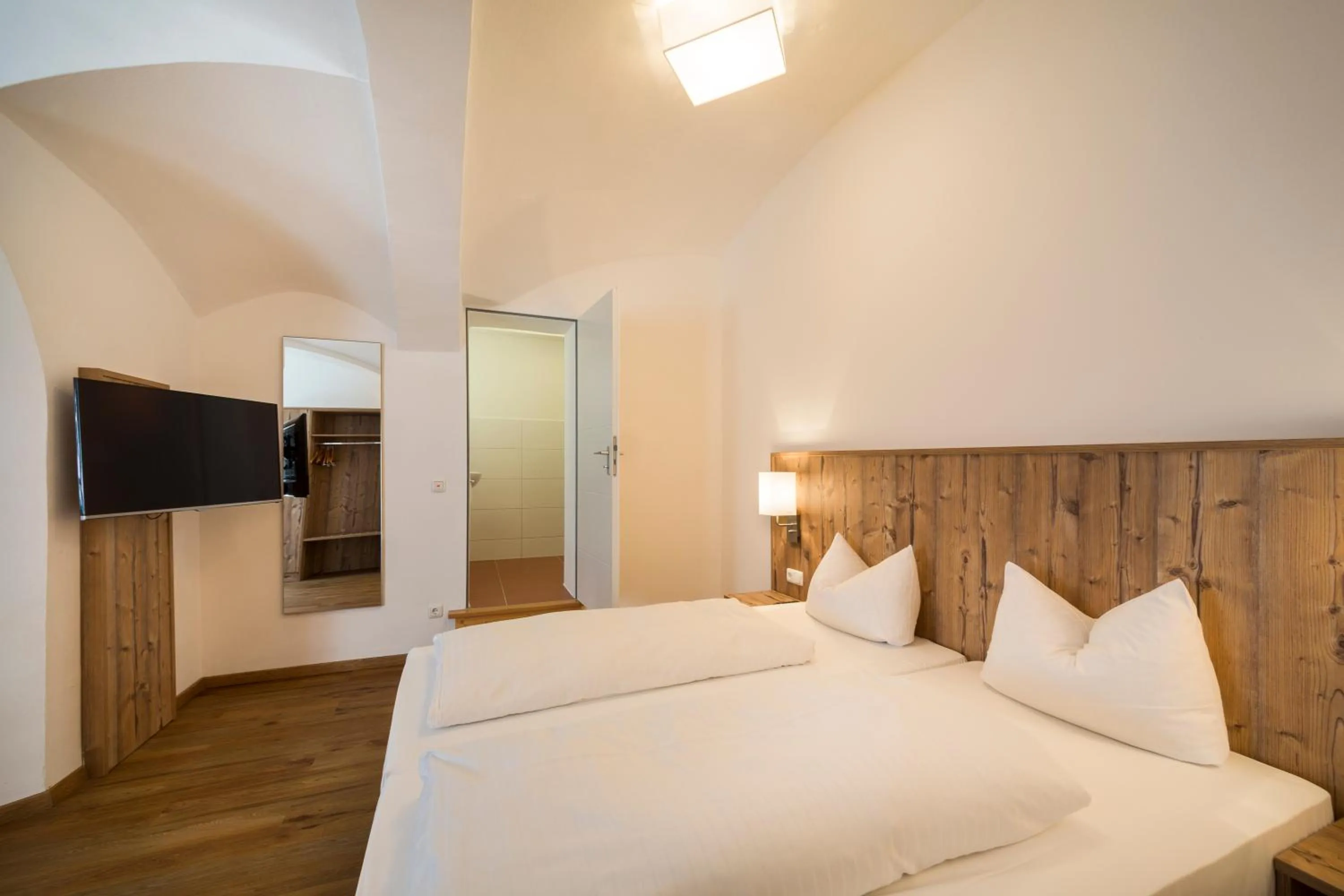Photo of the whole room, Bed in Hotel Hölzer Bräu by Lehmann Hotels