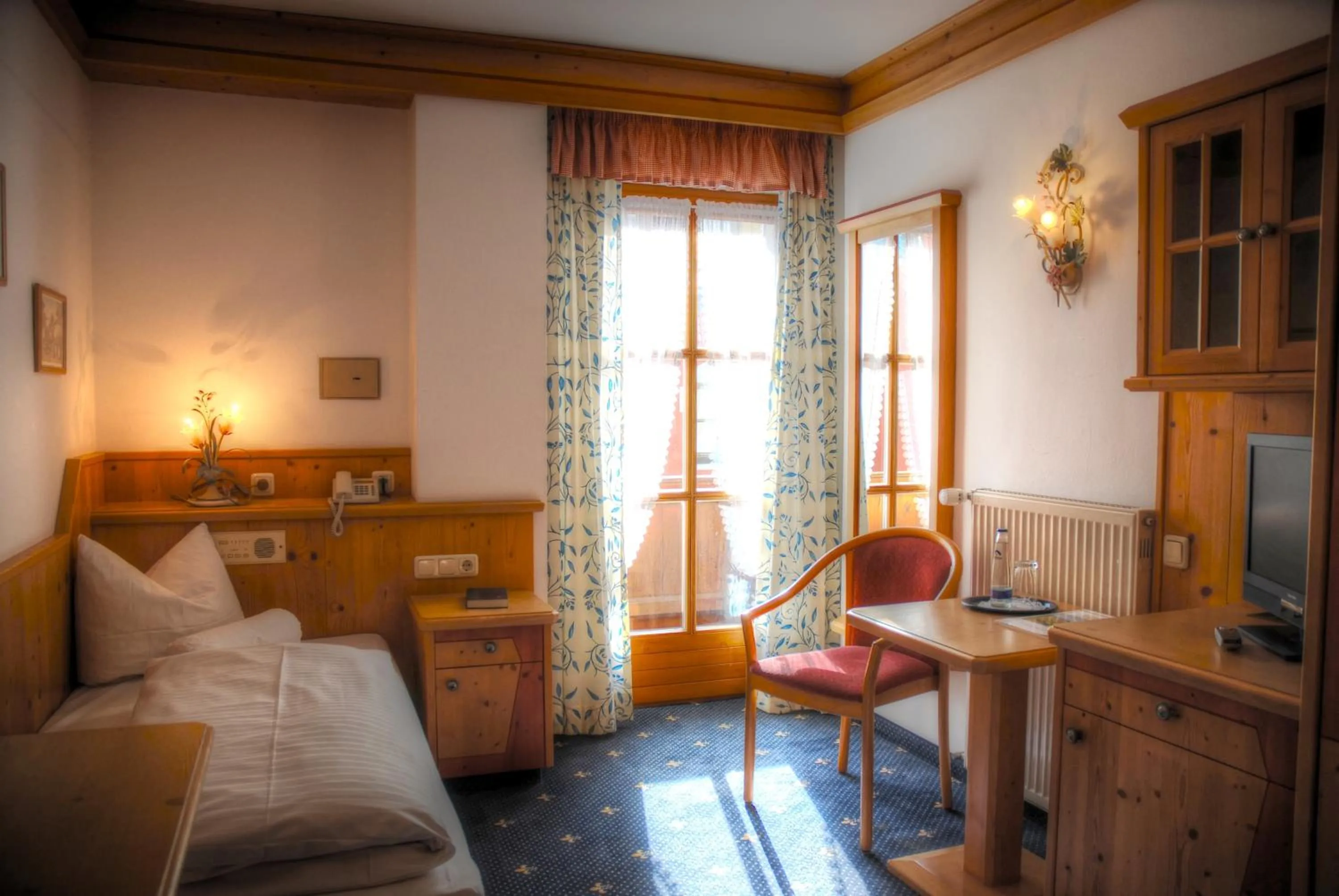 Photo of the whole room, Bed in Hotel Hölzer Bräu by Lehmann Hotels