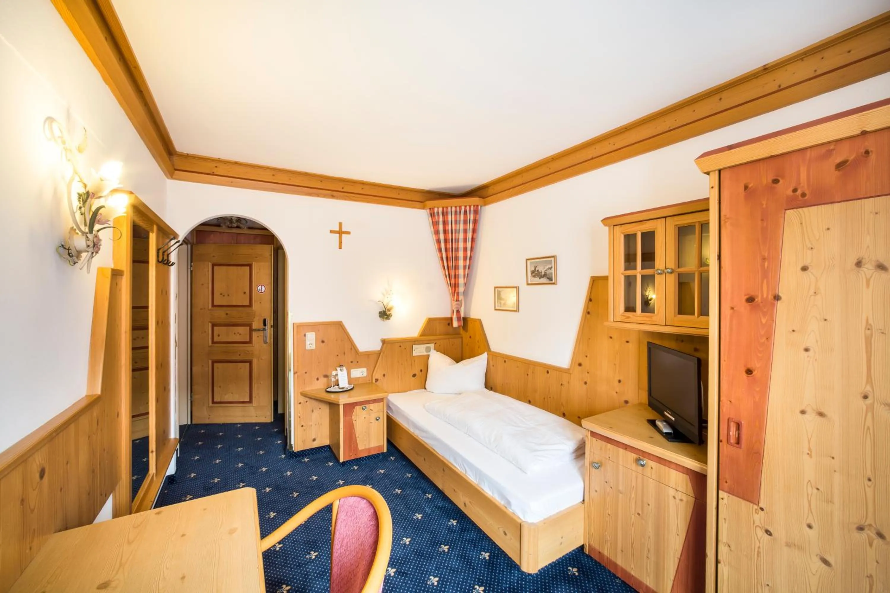 Photo of the whole room, Bed in Hotel Hölzer Bräu by Lehmann Hotels
