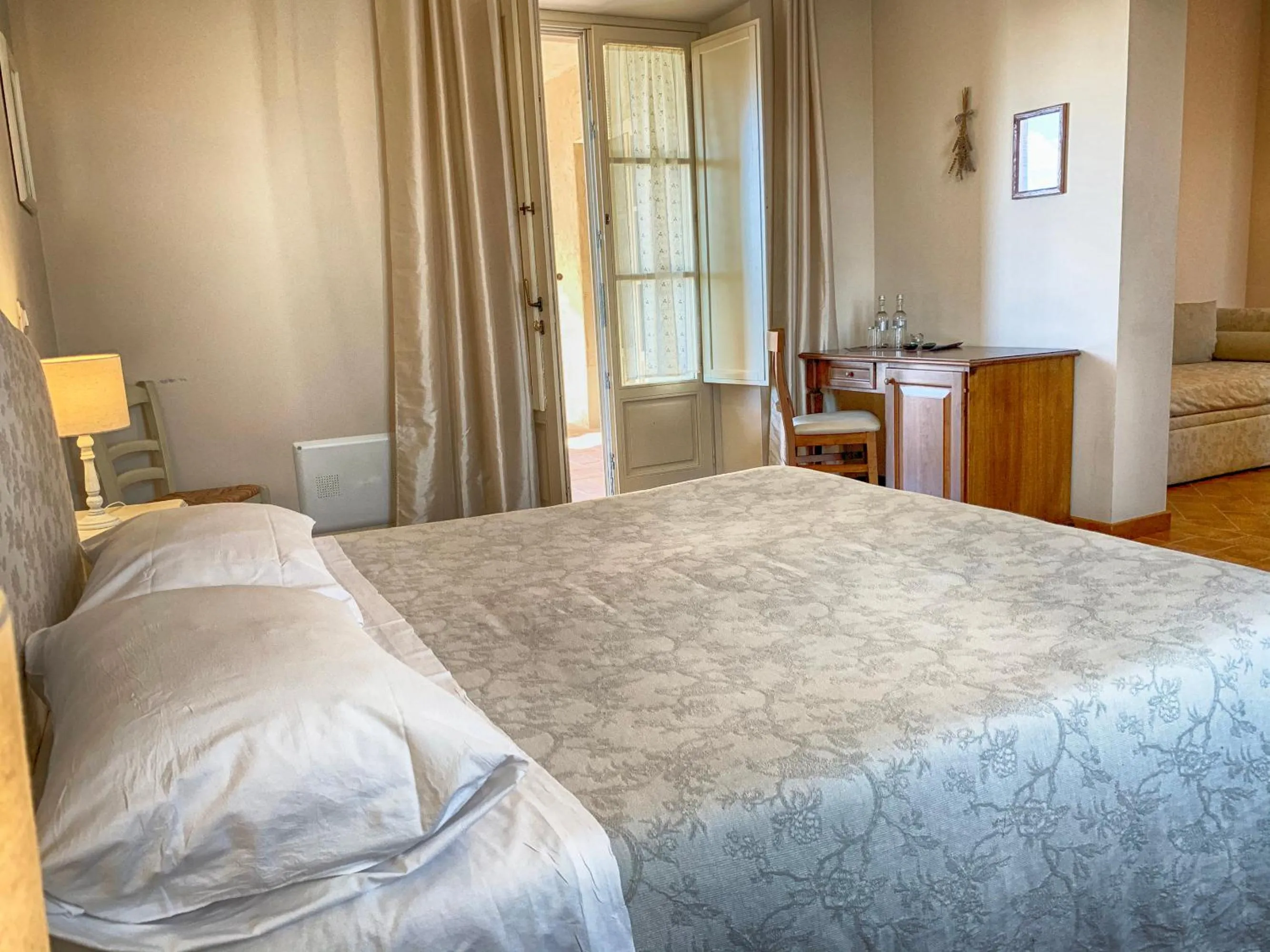 Photo of the whole room in Casale Cardini