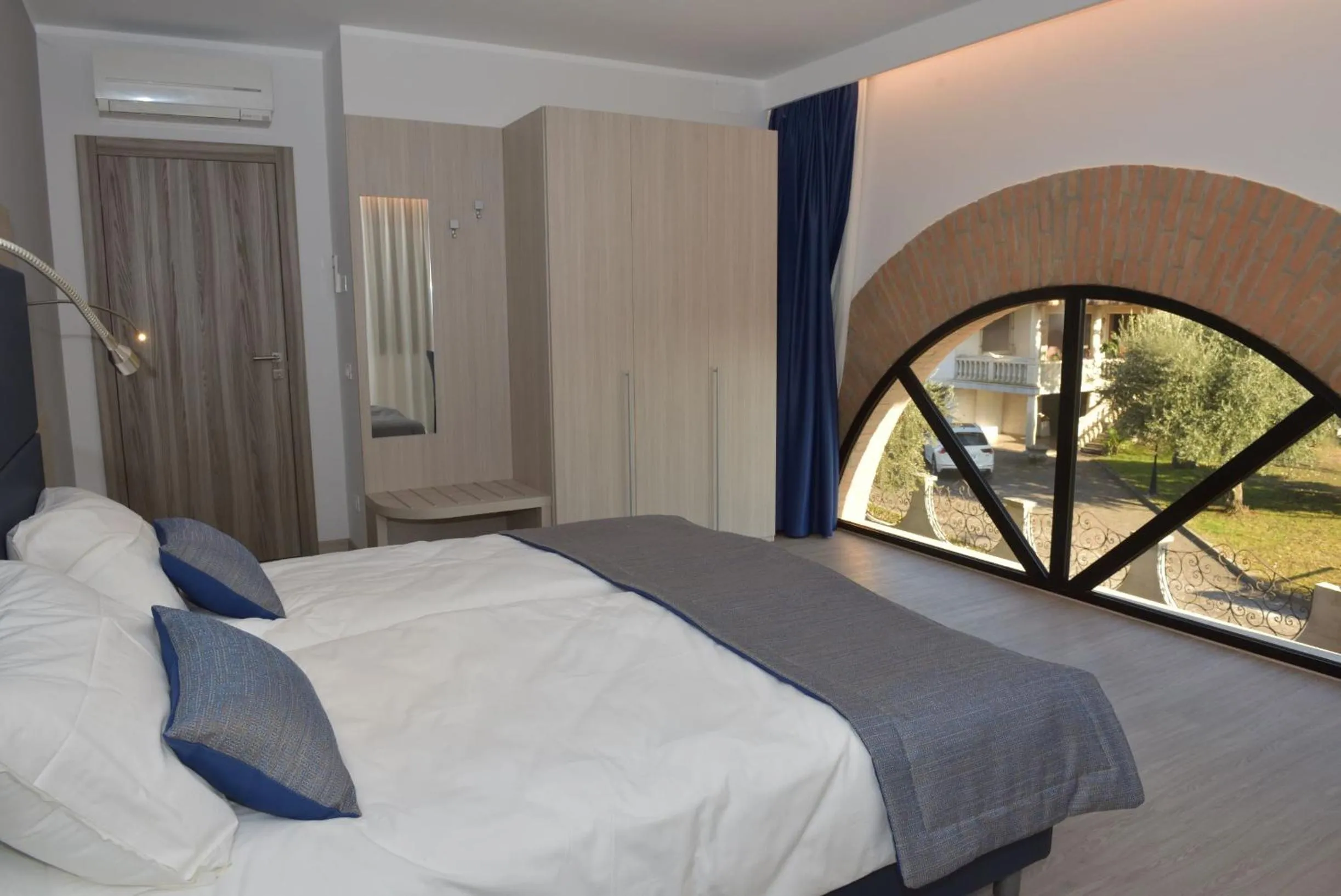 Photo of the whole room, Bed in Residence Al Barcon