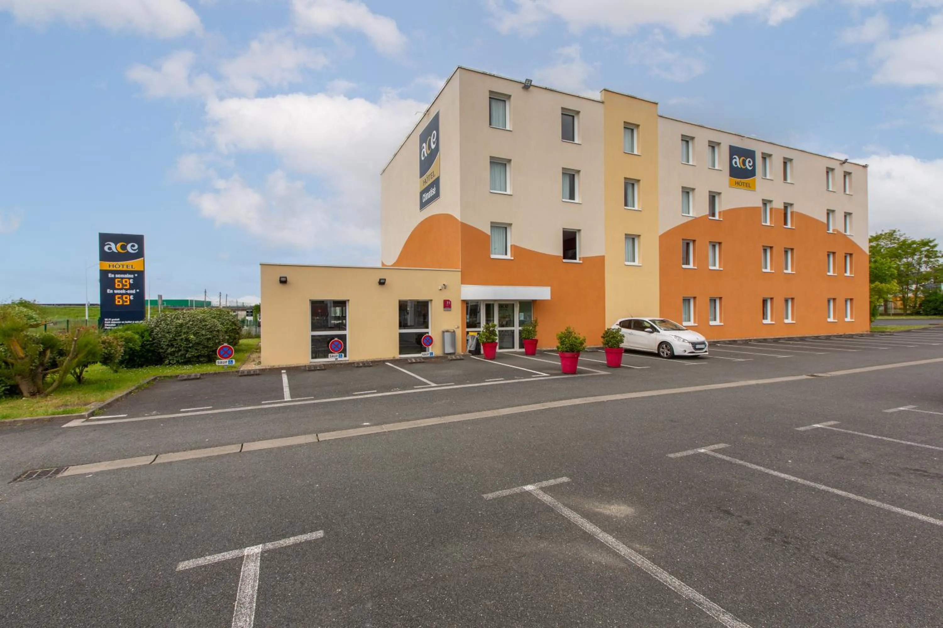 Property building in Ace Hotel Chateauroux Déols