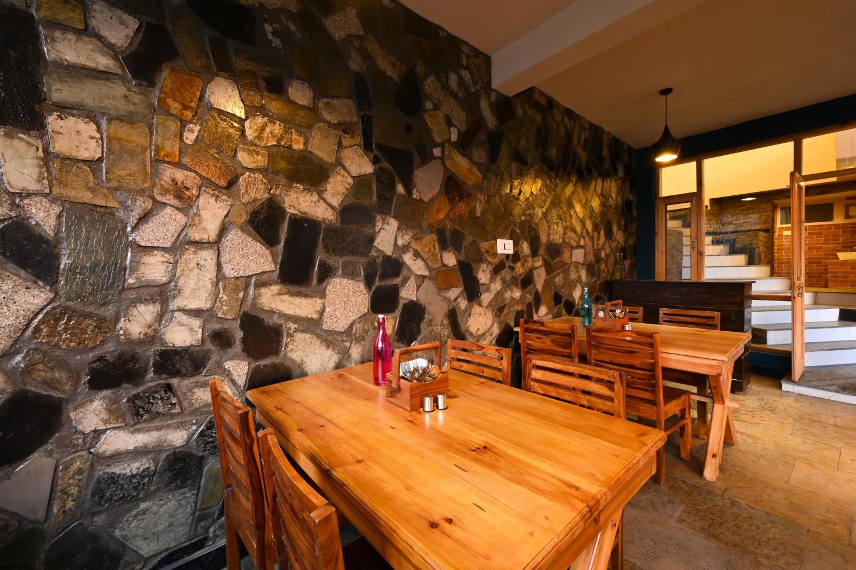 Restaurant/places to eat in Zostel Dobhi, Manali