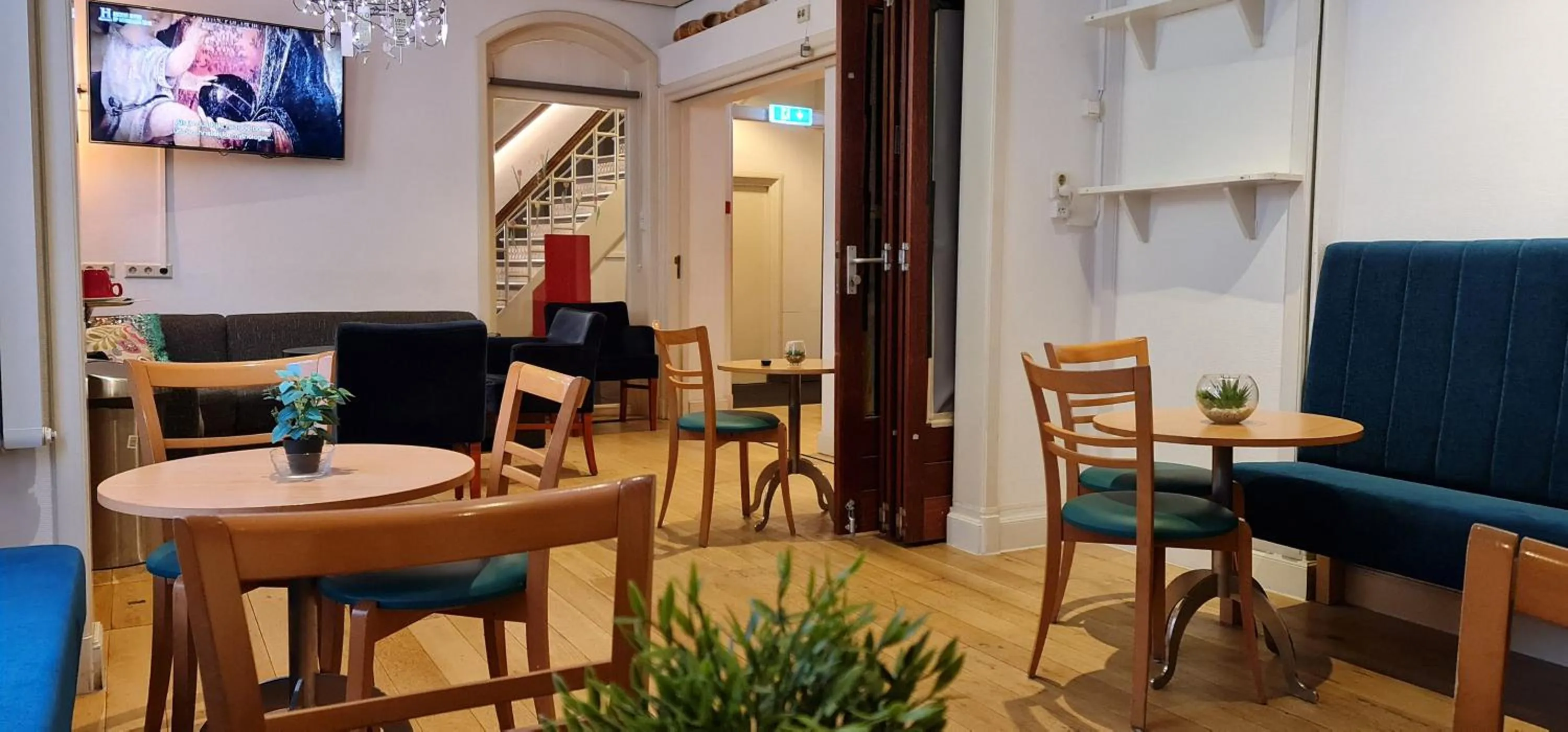 Communal lounge/ TV room in Euphemia Budget Old City Canal Zone