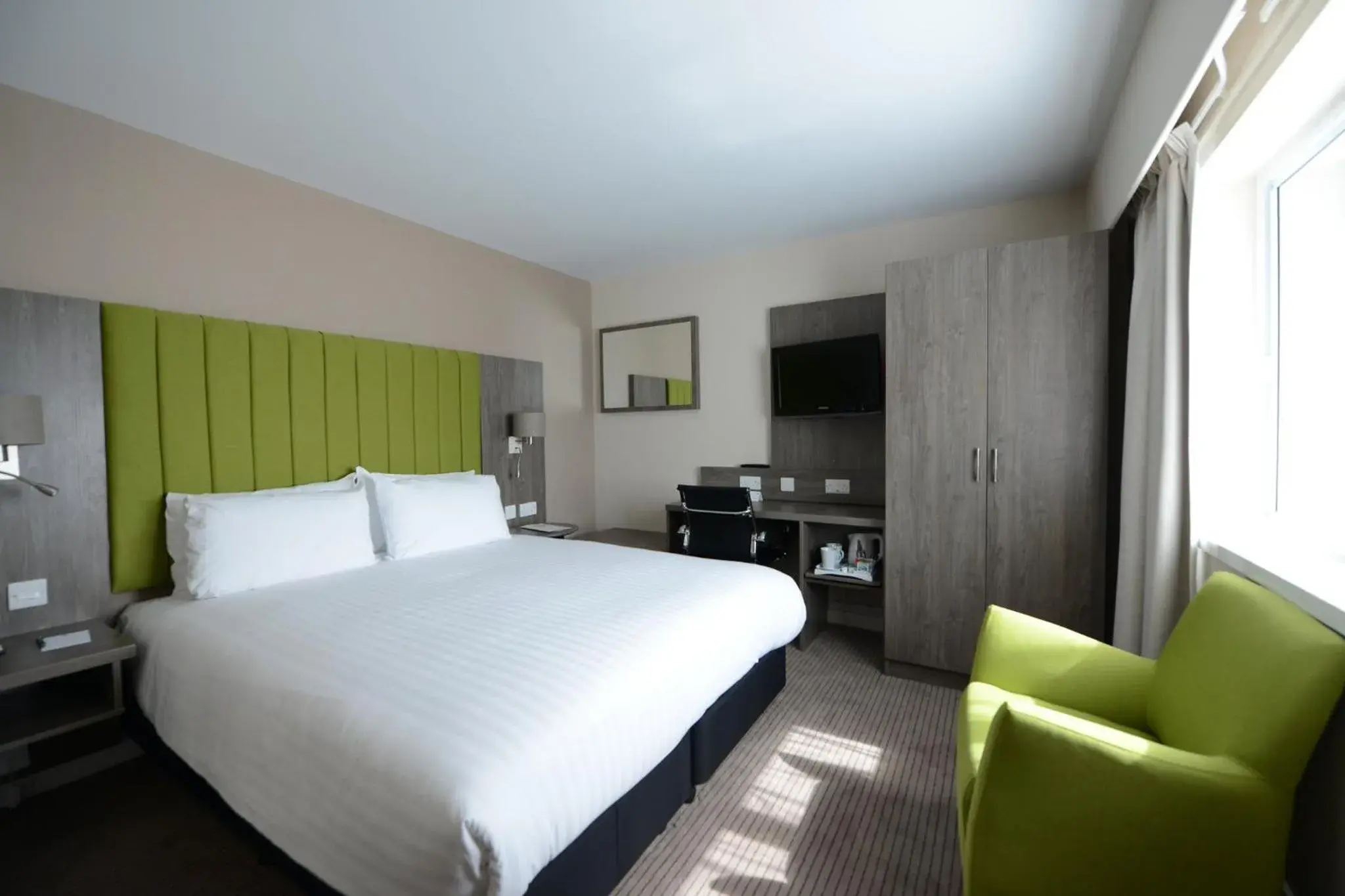 Standard King Room with Sofa Bed in Holiday Inn Wolverhampton - Racecourse by IHG Standard King Room with Sofa Bed in Holiday Inn Wolverhampton - Racecourse by IHG