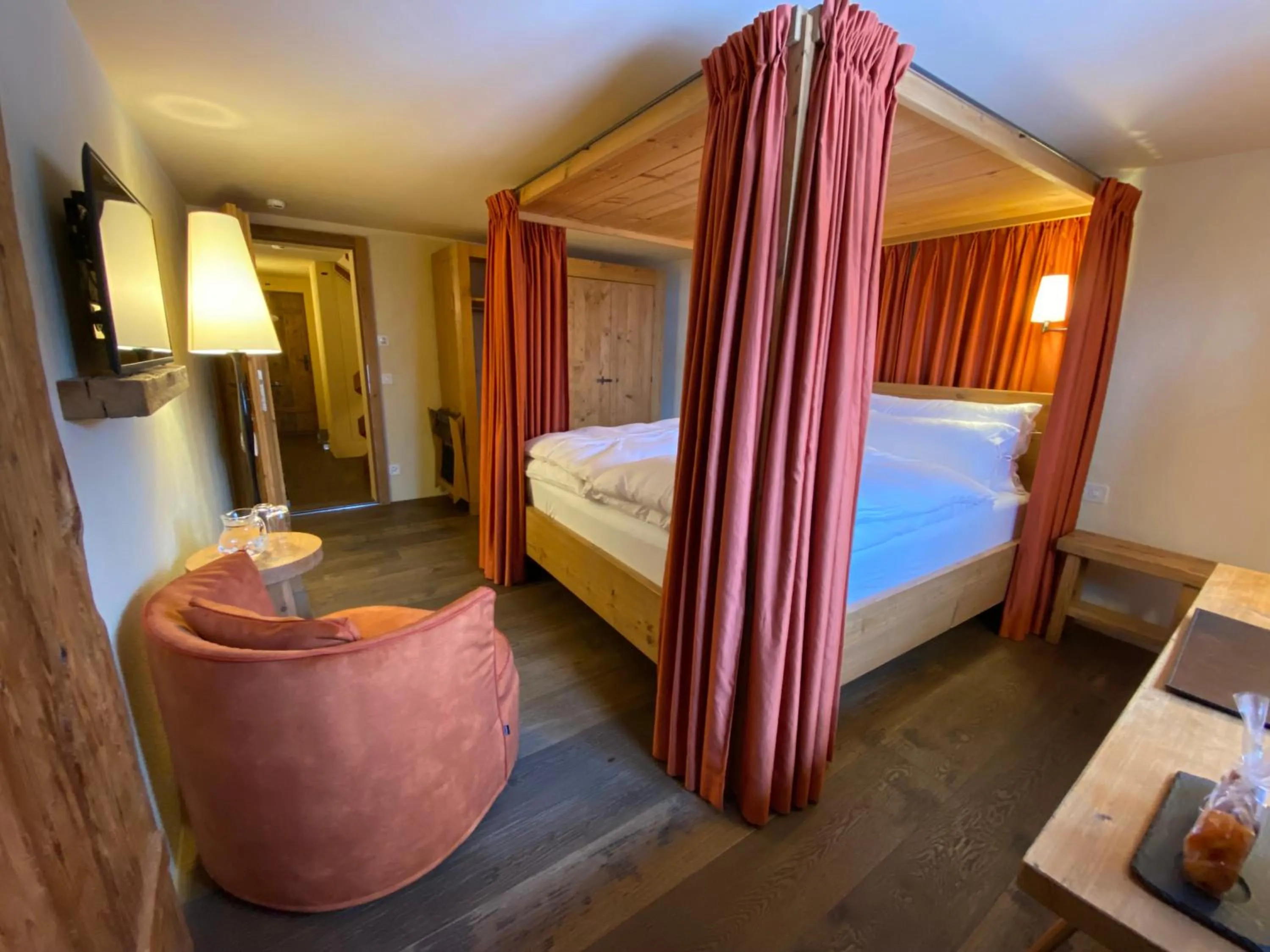 Bedroom, Bed in Maiensässhotel Guarda Val